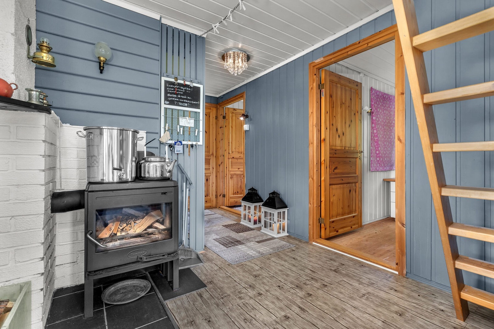 Adkomst 3 stk soverom og hems. Galleribilde