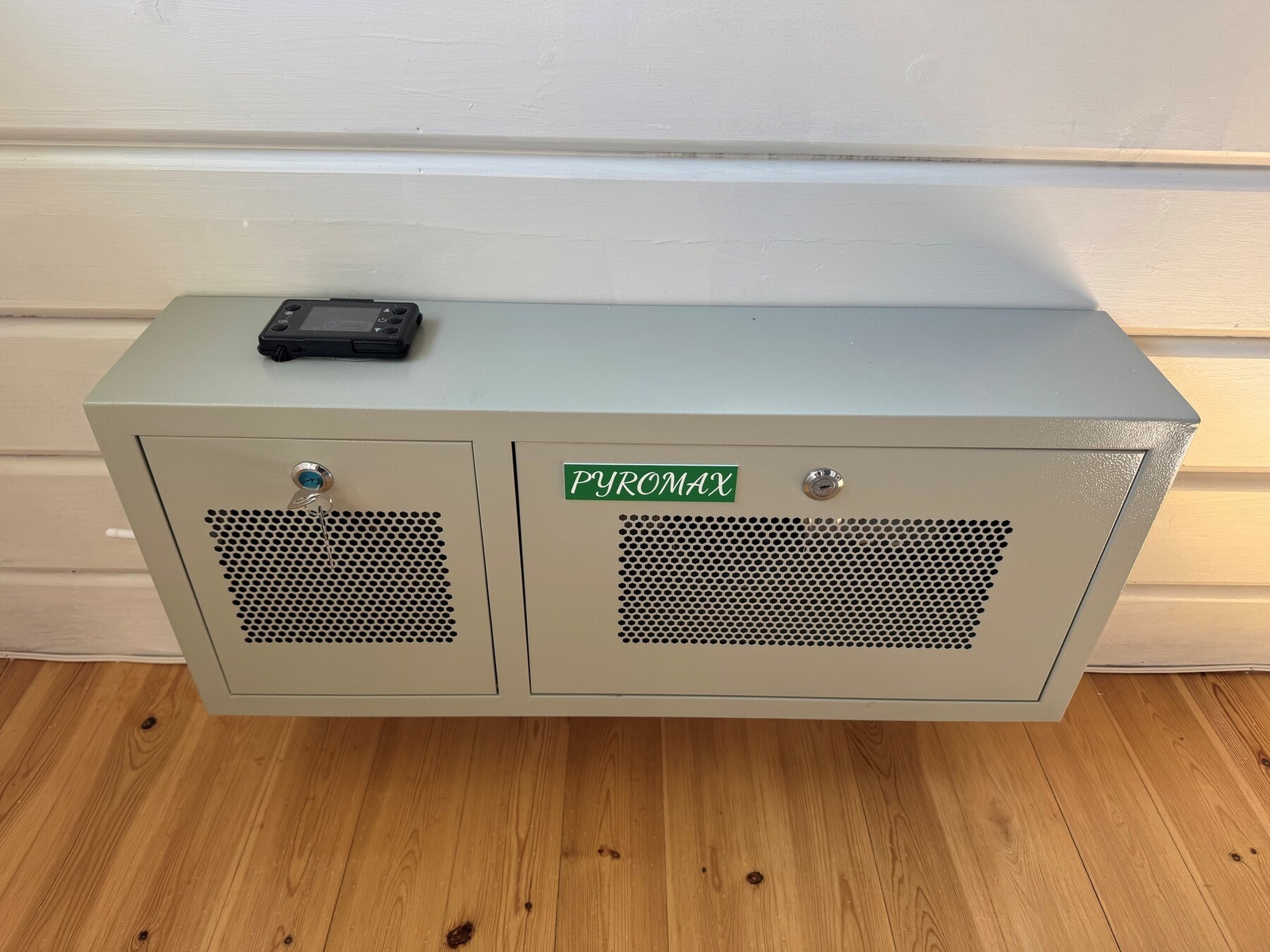 "Pyromax" dieselvarmer installert på hytta, en i stue og en på toalettrom/gang. Denne gir god varme. Galleribilde