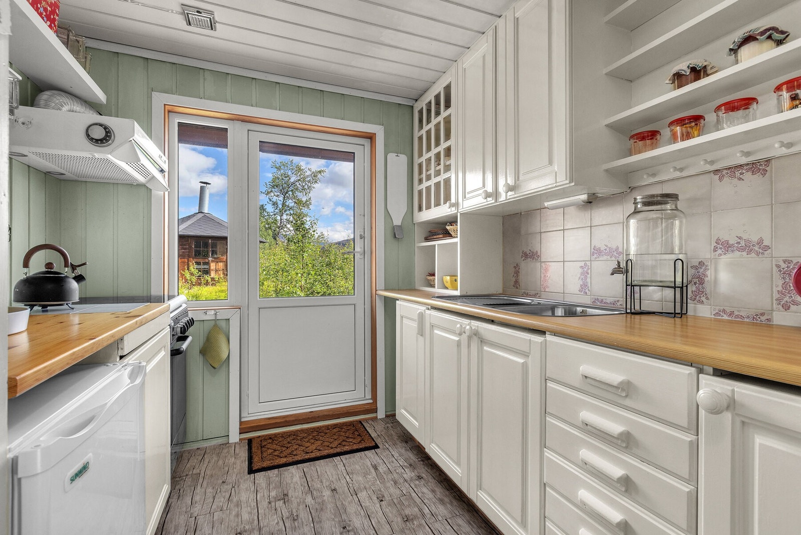 Kjøkken med balkongdør. Galleribilde