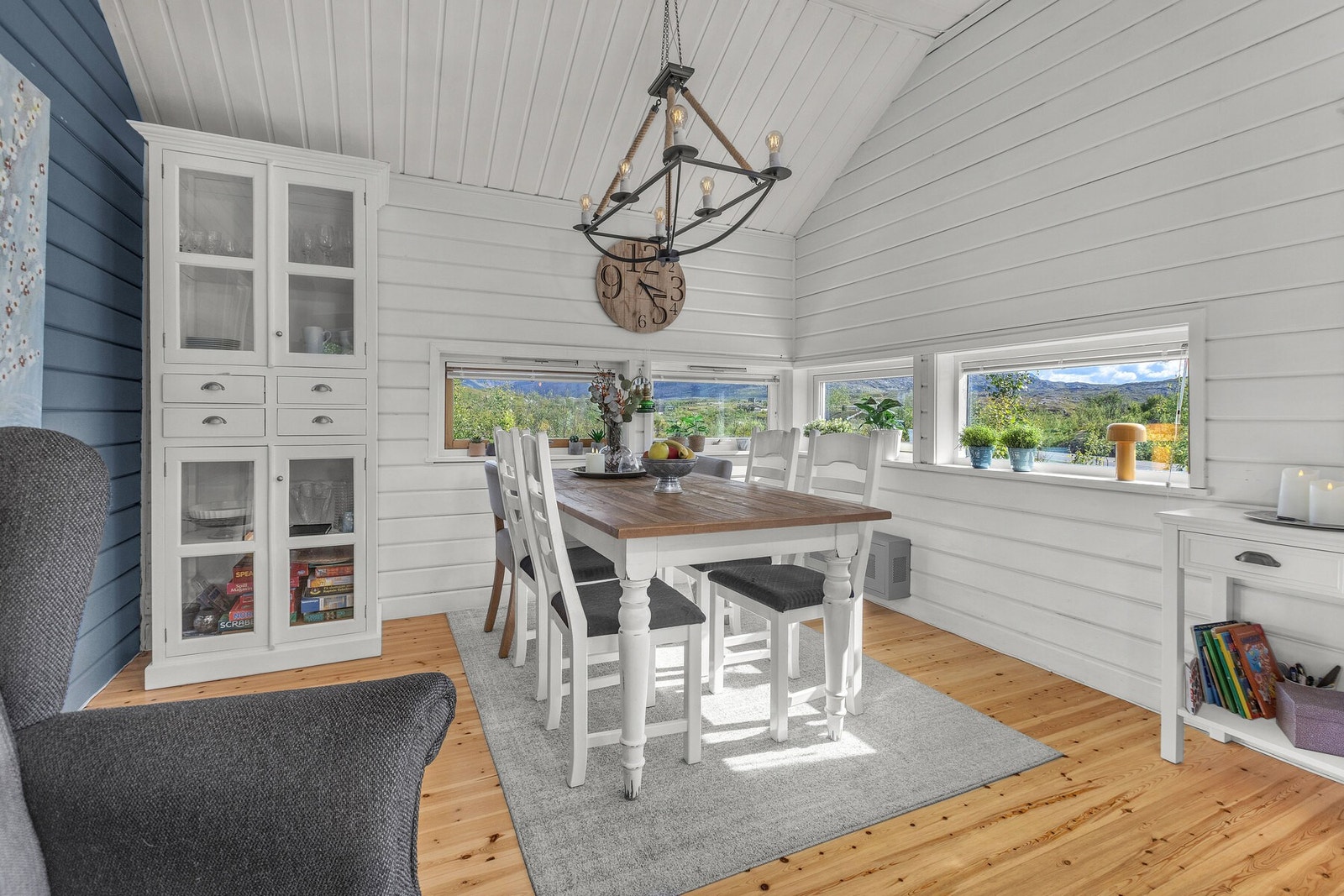 Spisestuedel med flott romfølelse. Galleribilde