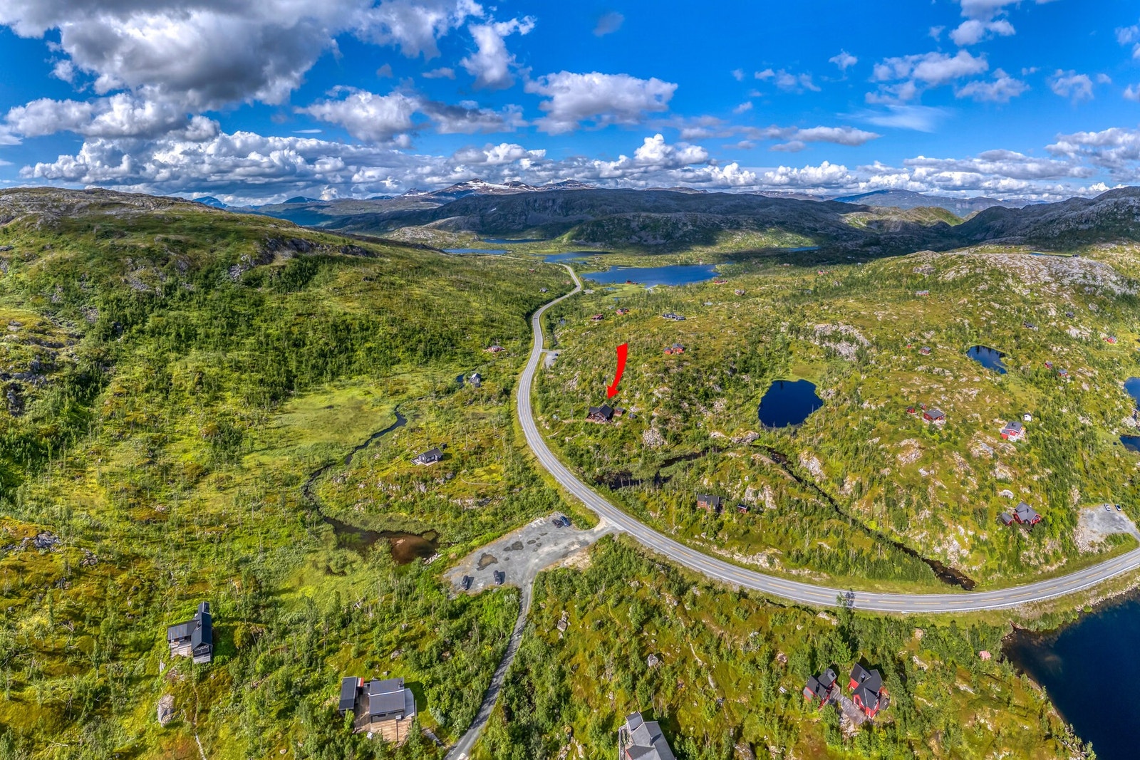 Eiendommen er omkranset av fjell og vann. Galleribilde