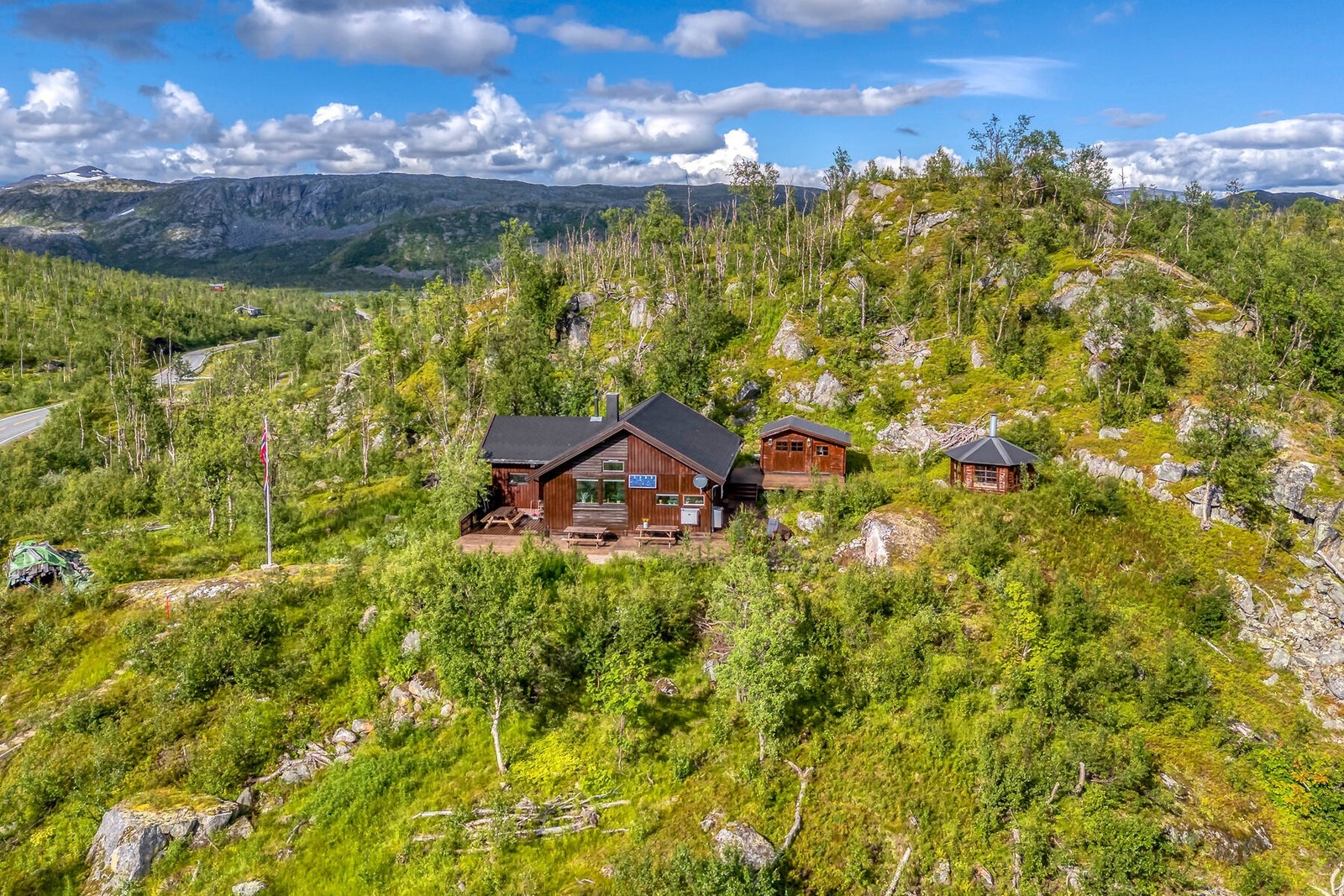 Eiendommen har en stor markterrasse, uthus og egen grillhytte. Galleribilde