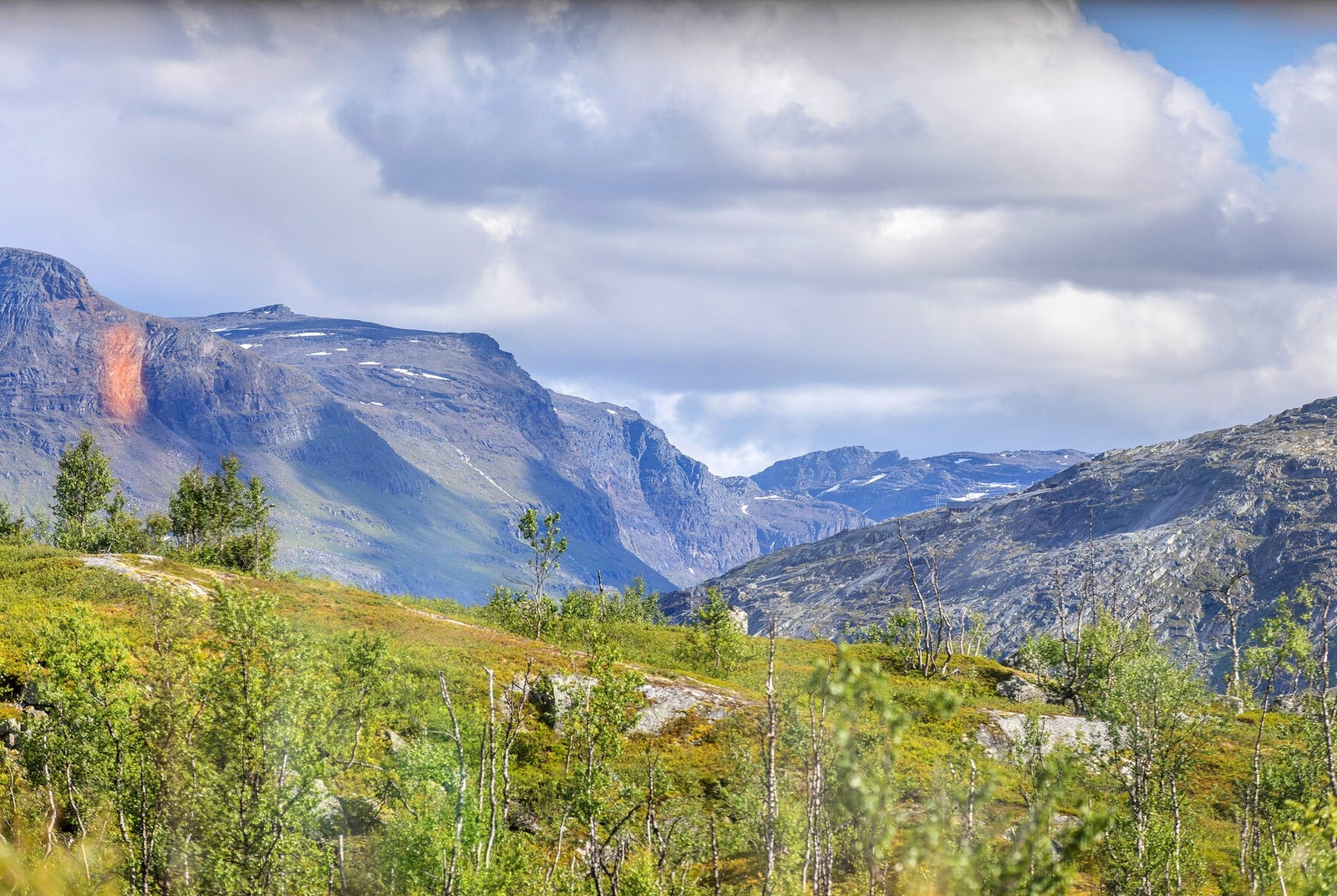 Fjellheimen venter med utallige turmuligheter. Galleribilde