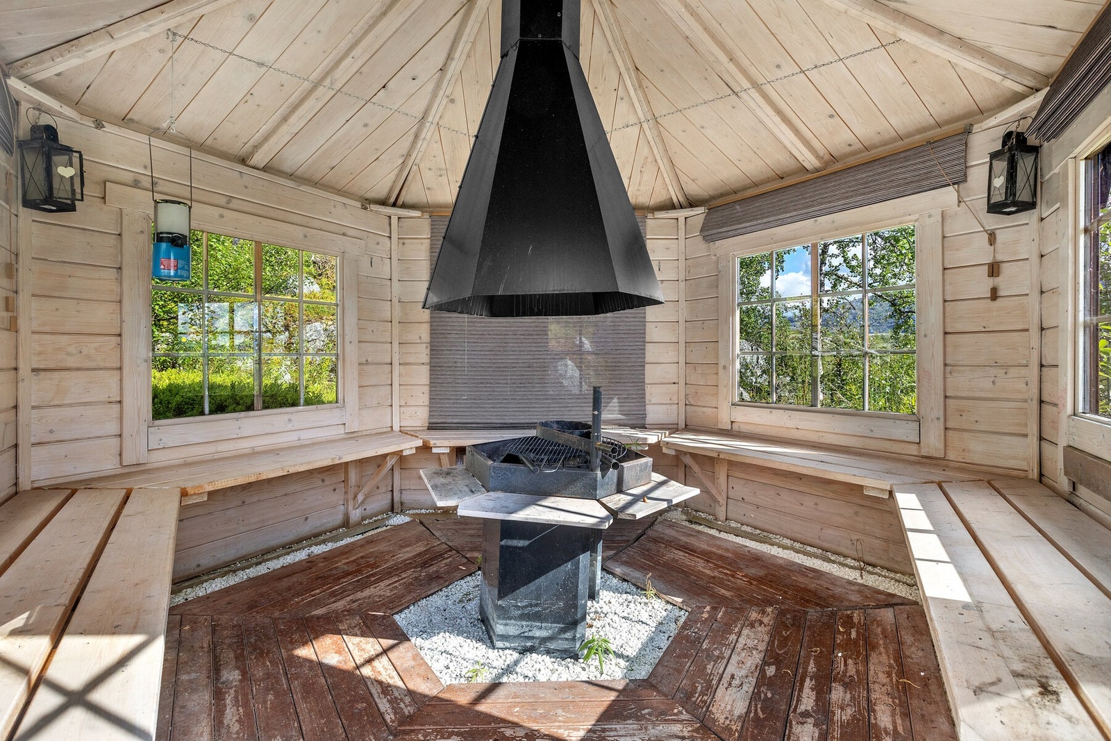 Trivelige stunder i grillbua. Galleribilde