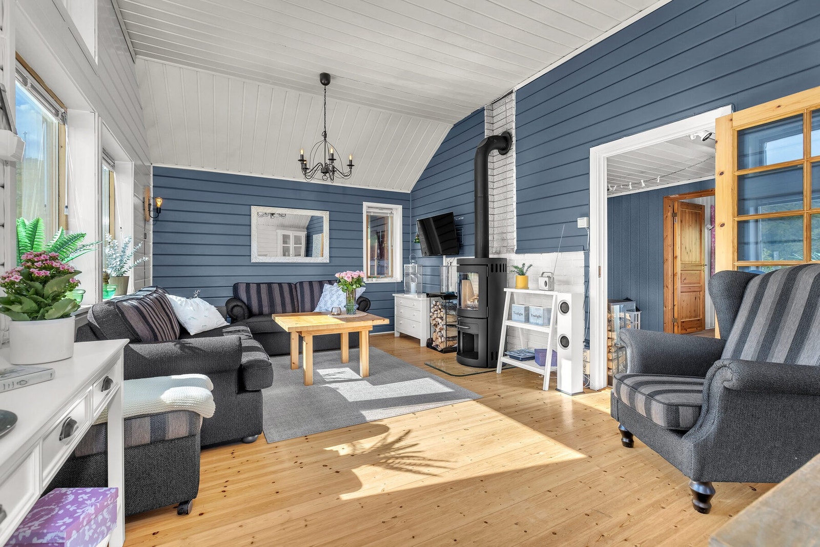 Romslig stue med plass til både sofagruppe og spisebord. Galleribilde