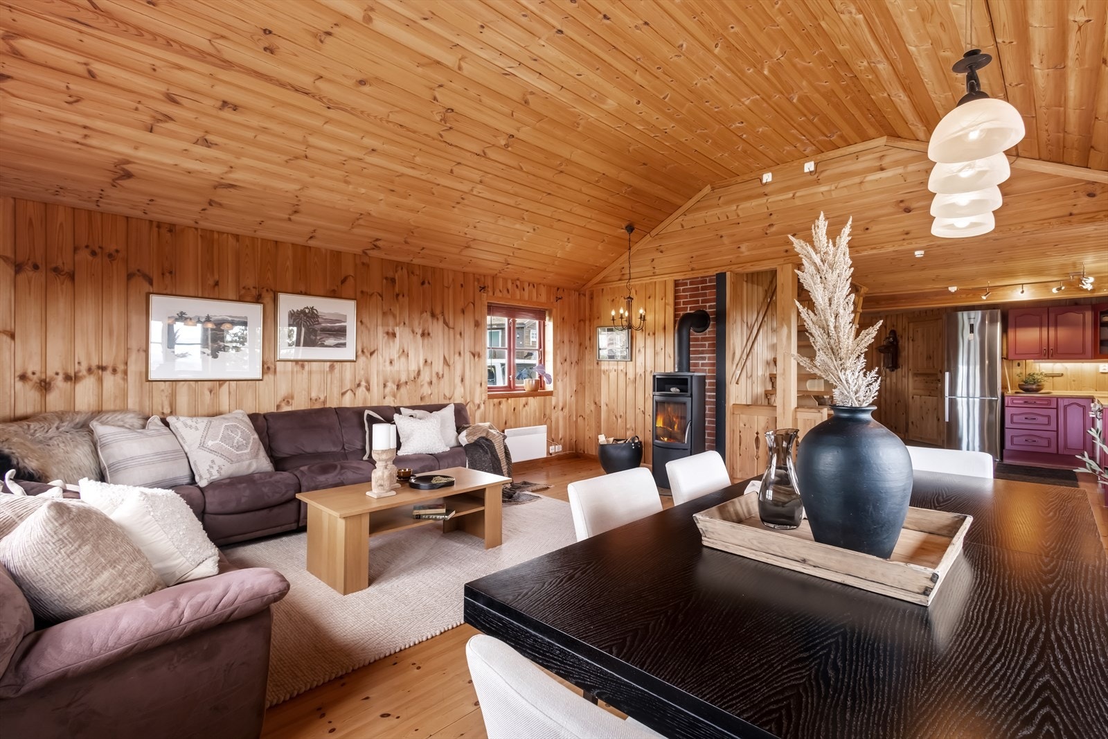 Peisovnen i stuen gir ekstra varme og hygge etter en lang dag i fjellet. Galleribilde