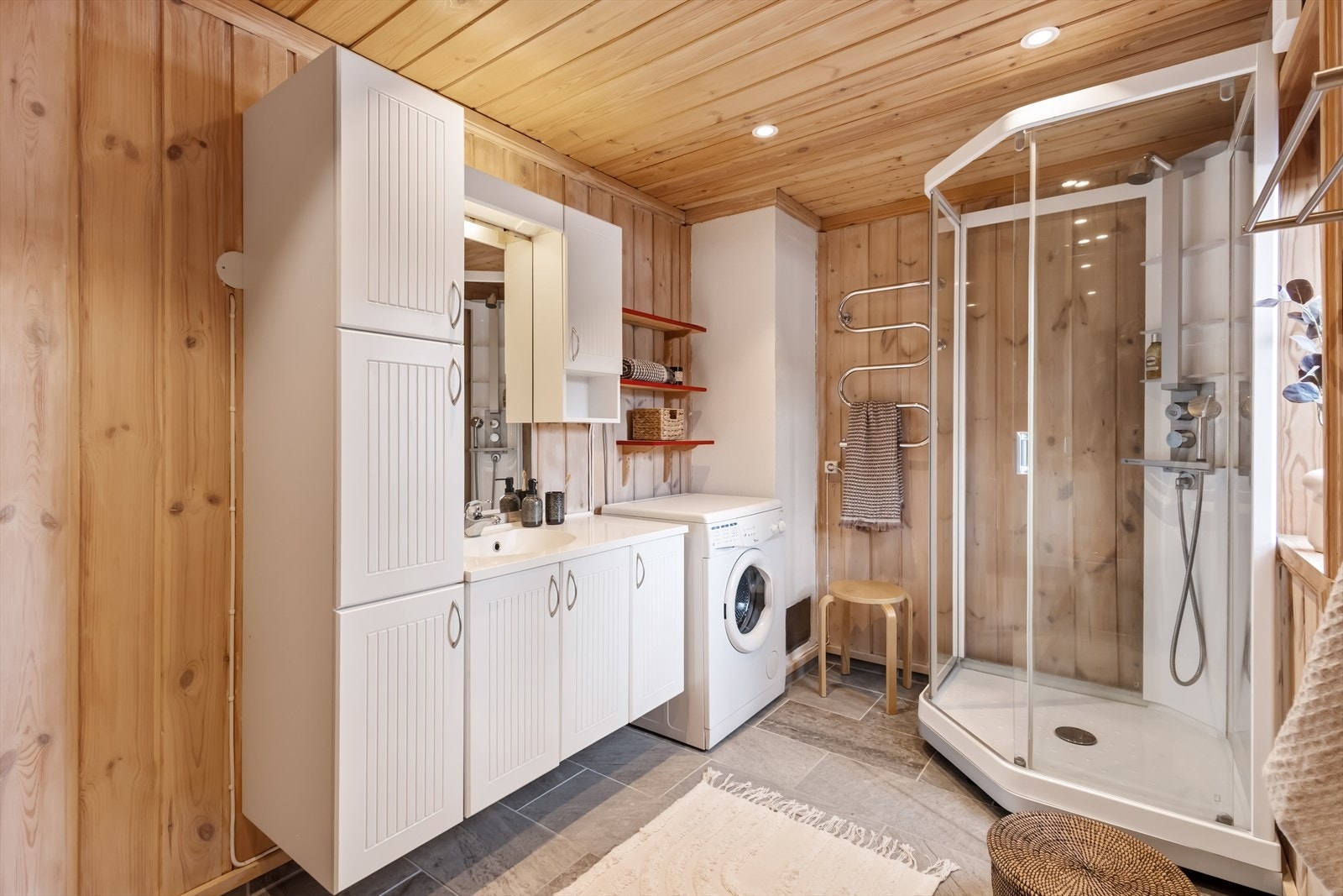 Badet har opplegg for vaskemaskin og godt med skapplass. Galleribilde