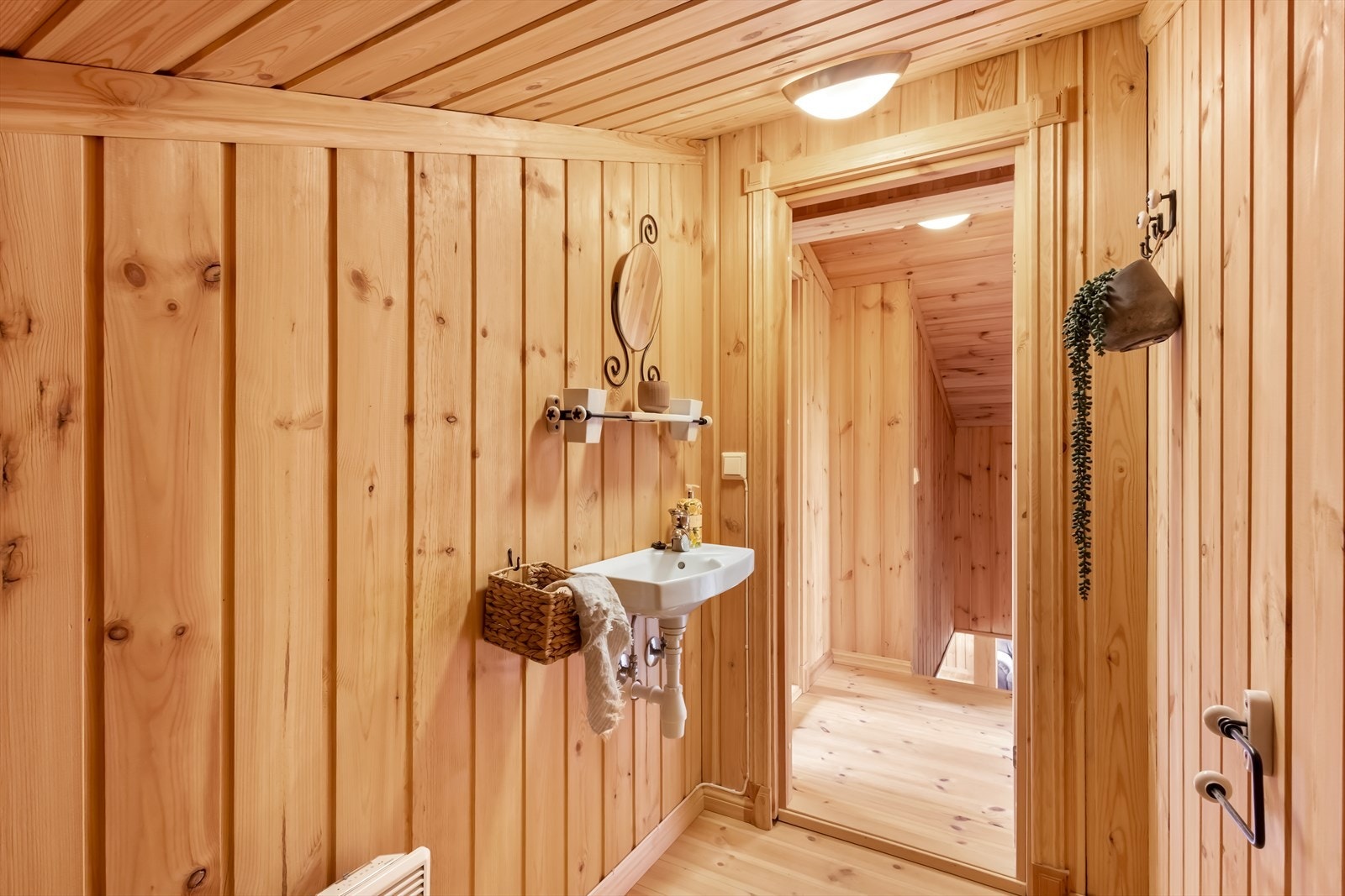Toalettrommet har tregulv og trepanel på vegger. Galleribilde