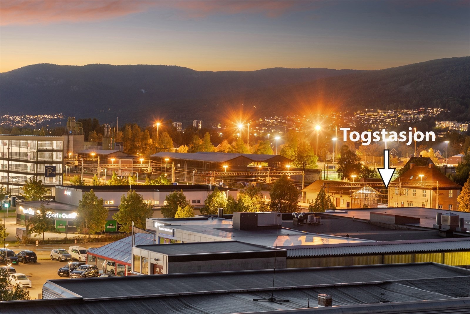 Kun 5 minutter gange til togstasjon fra boligen med 40 min til Kongsberg og Oslo S Galleribilde