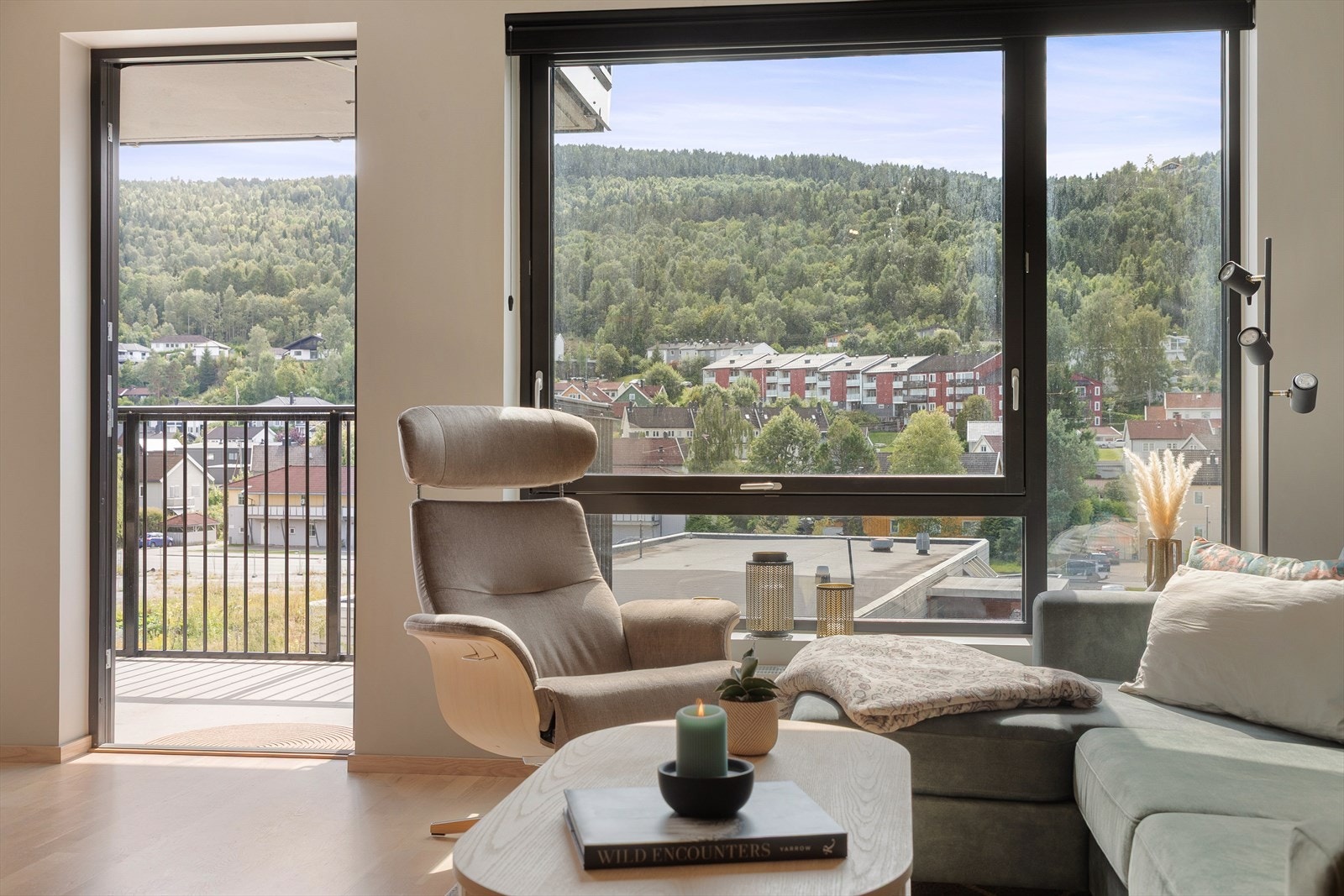 Fra stuen er det adkomst til balkong Galleribilde