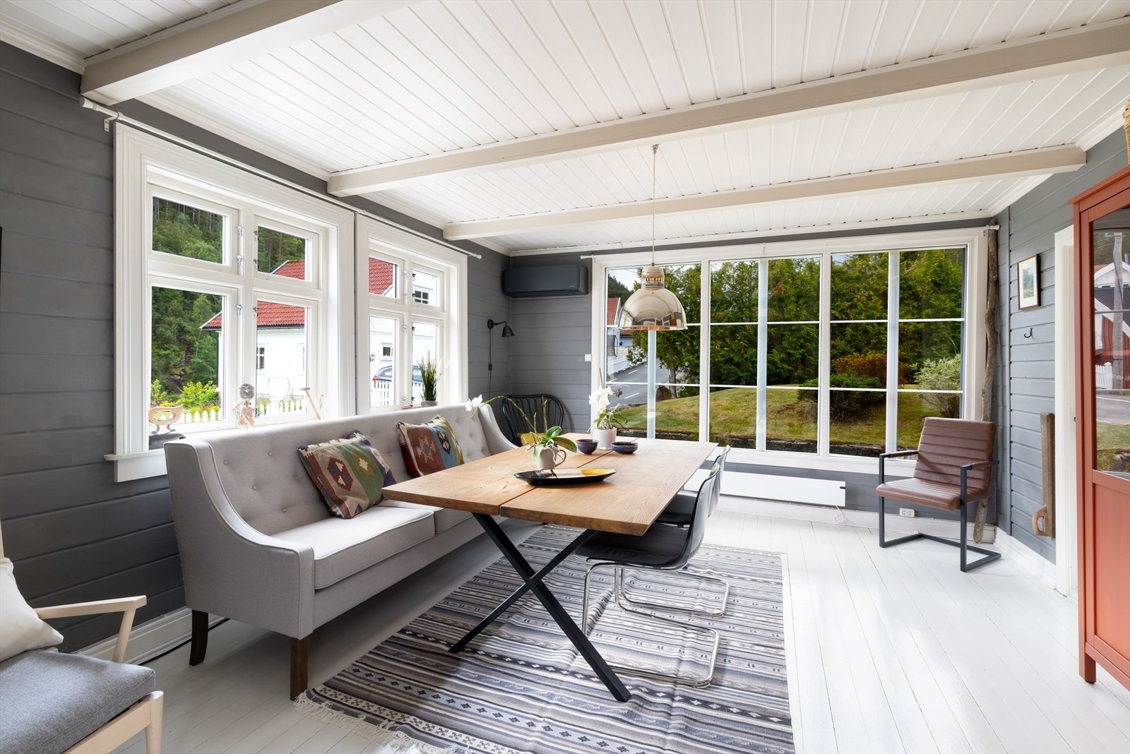 Stuen har store vinduer som gir godt med naturlig dagslys. Galleribilde