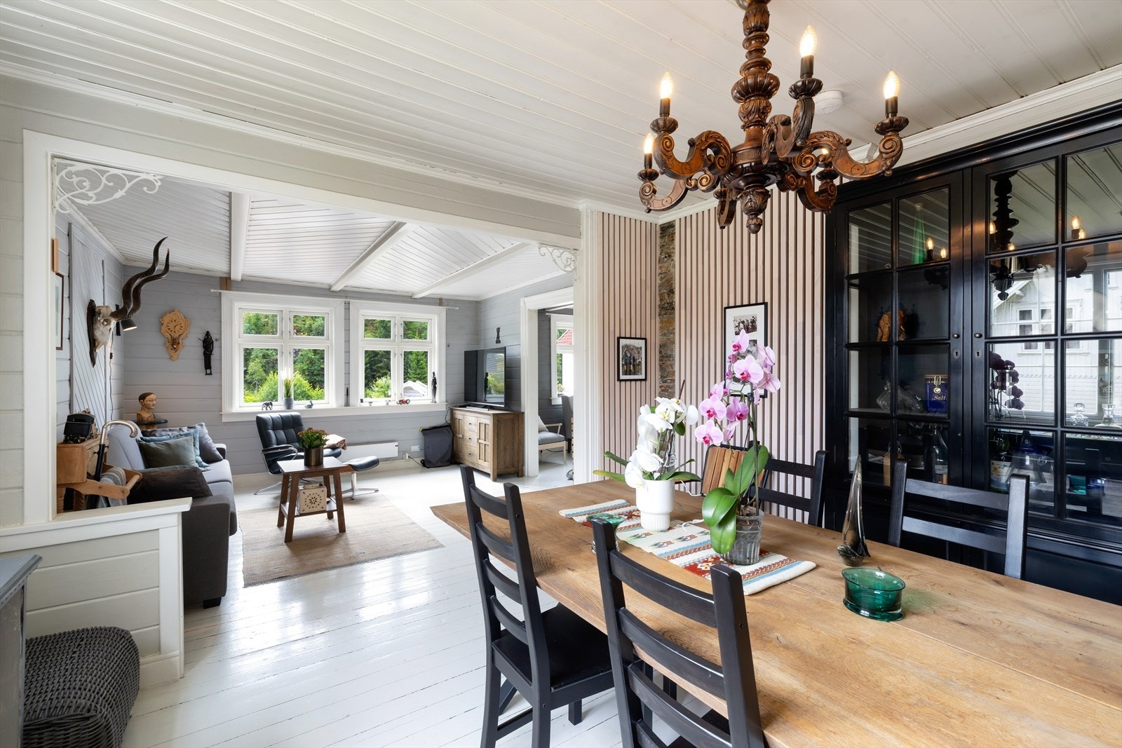 Spiseplassen har en naturlig overgang til stuen. Galleribilde
