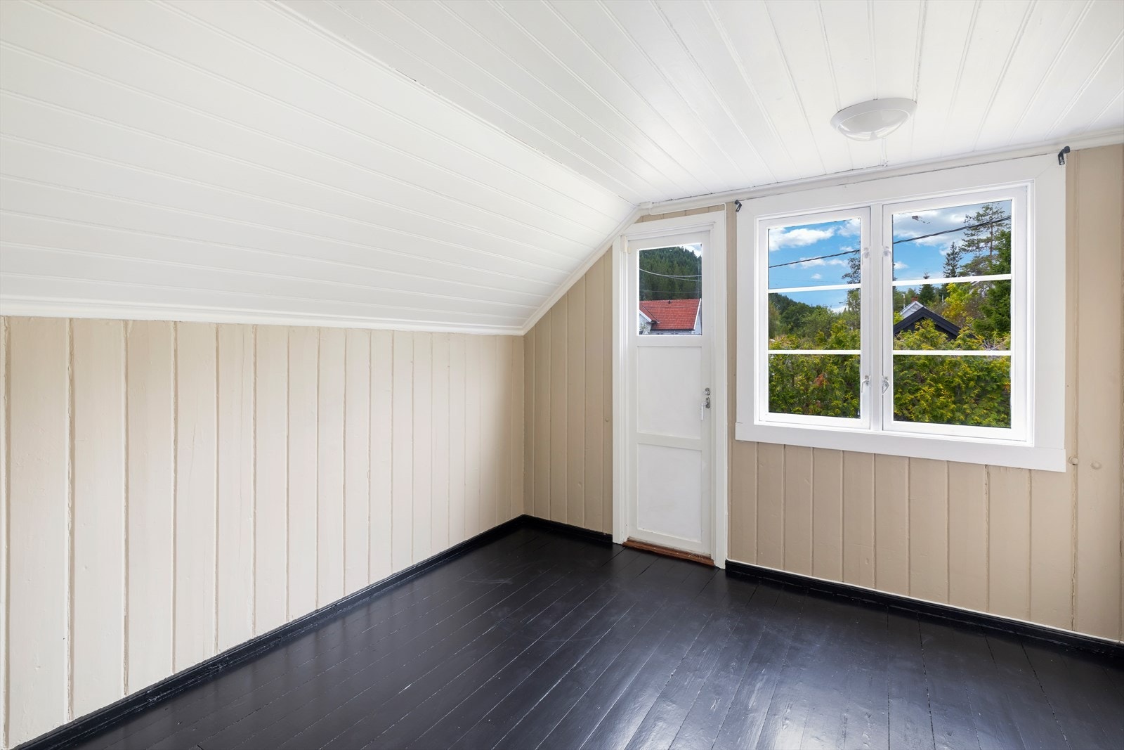 Soverom med utgang til balkong. Galleribilde
