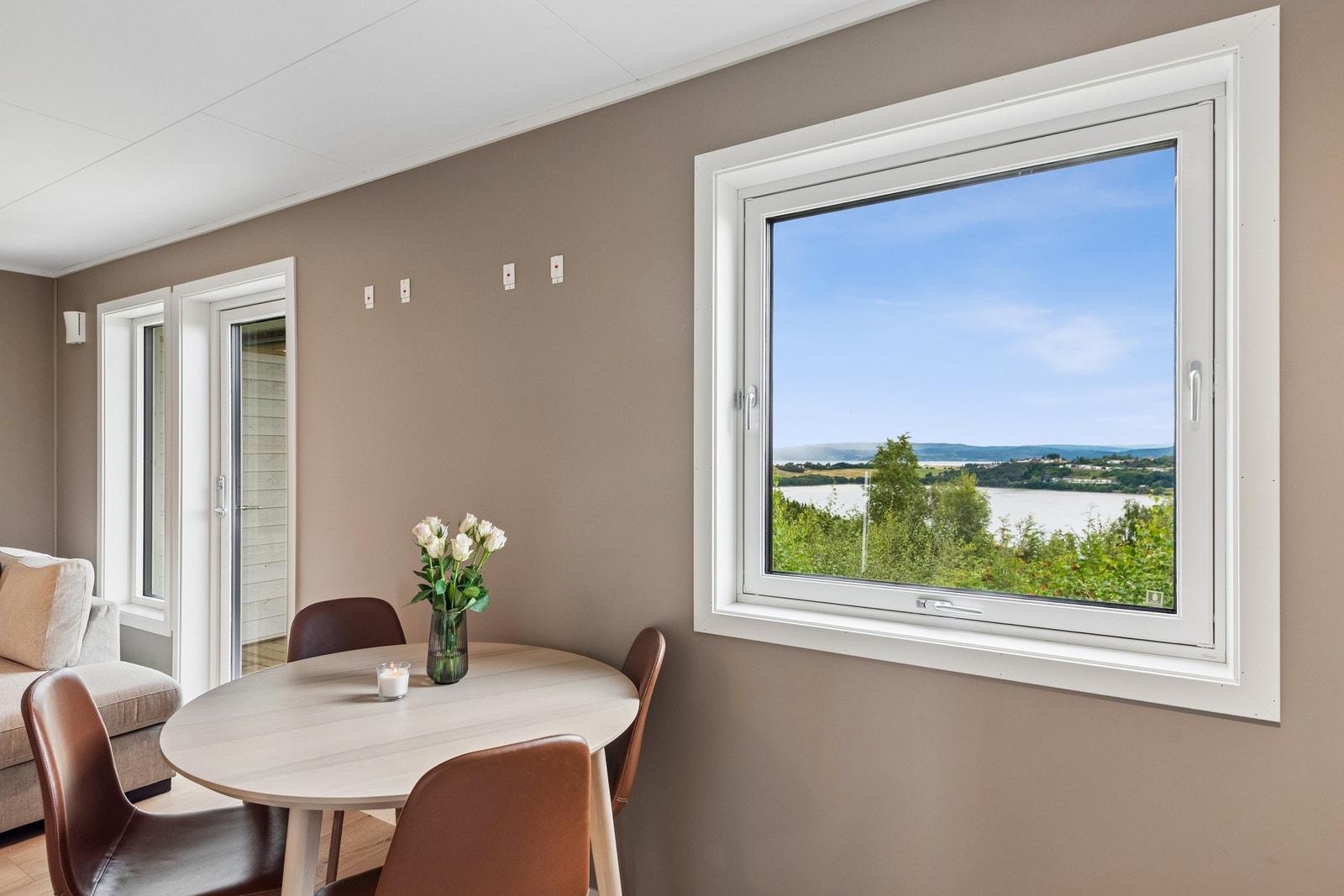 Store vindusflater rammer inn utsikten over landskapet og Eidsbotn. Galleribilde