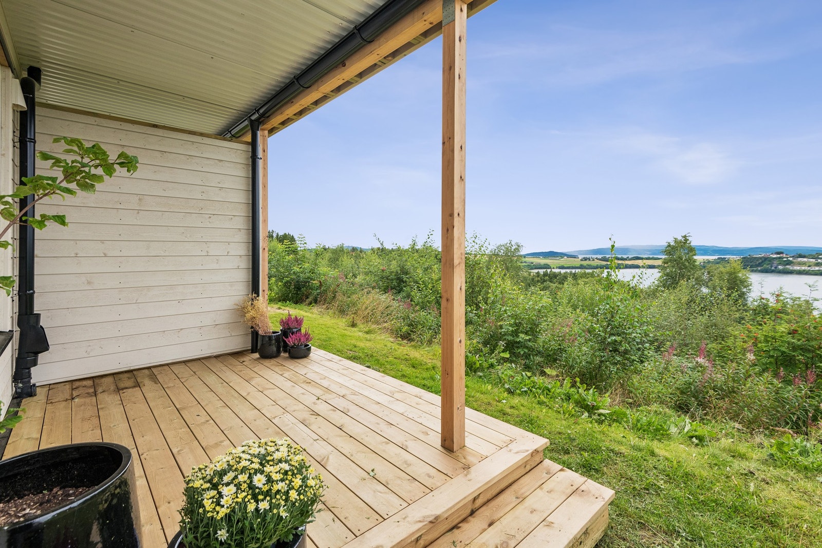 Den overbygde terrassen gir en lun og skjermet uteplass med utsikt. Galleribilde