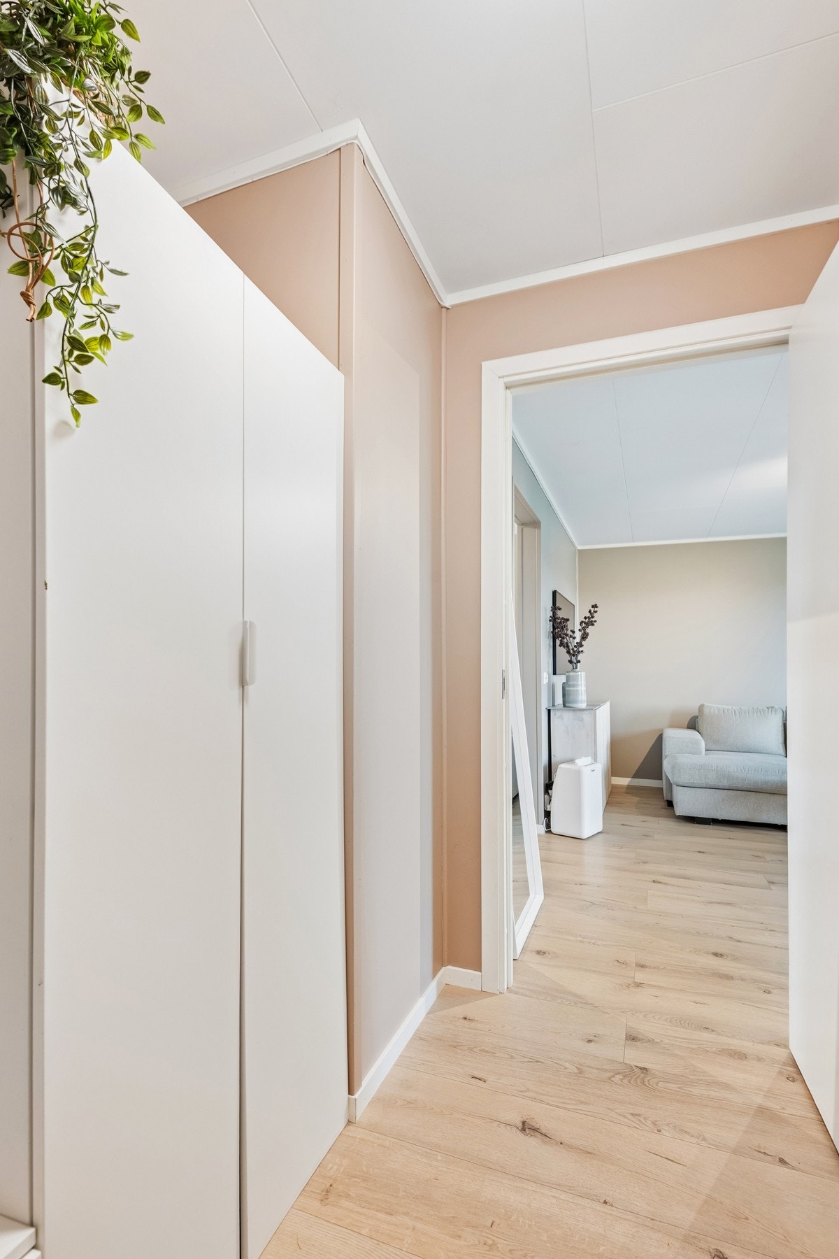 Entré med plass til garderobeløsning for yttertøy og sko. Galleribilde