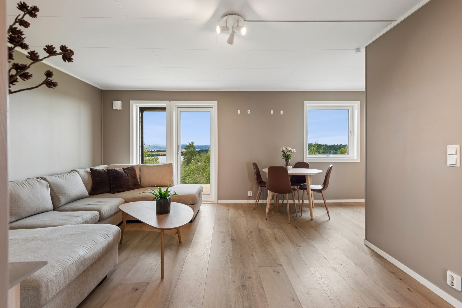 Moderne leilihget med gjennomgående god standard og utsikt over Eidsbotn. Galleribilde