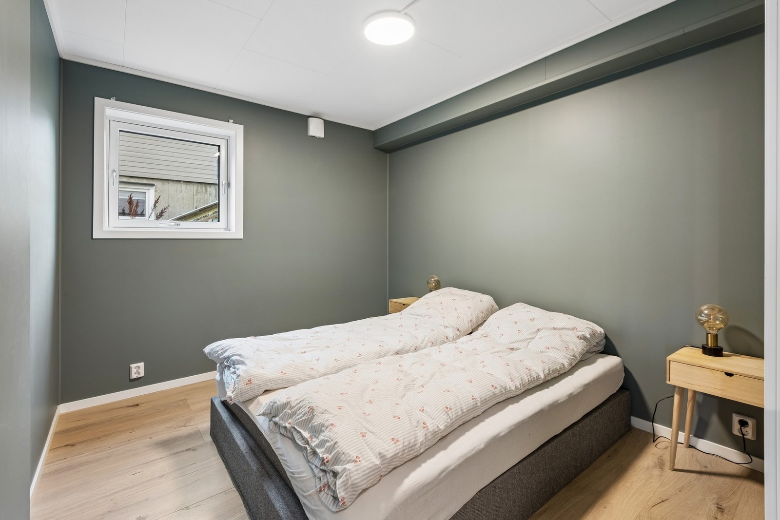 Soverom av god størrelse med plass til dobbeltseng. Galleribilde