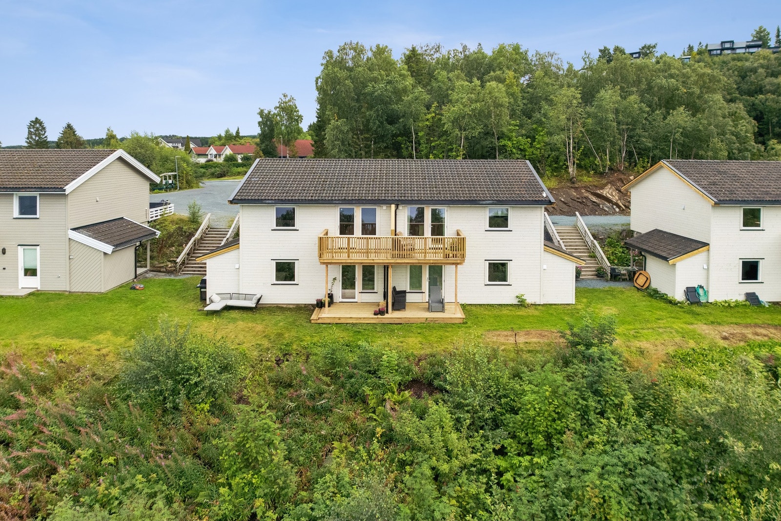 Boligen har både en terrasse med utgang fra stuen og 2 boder for lagring. Galleribilde