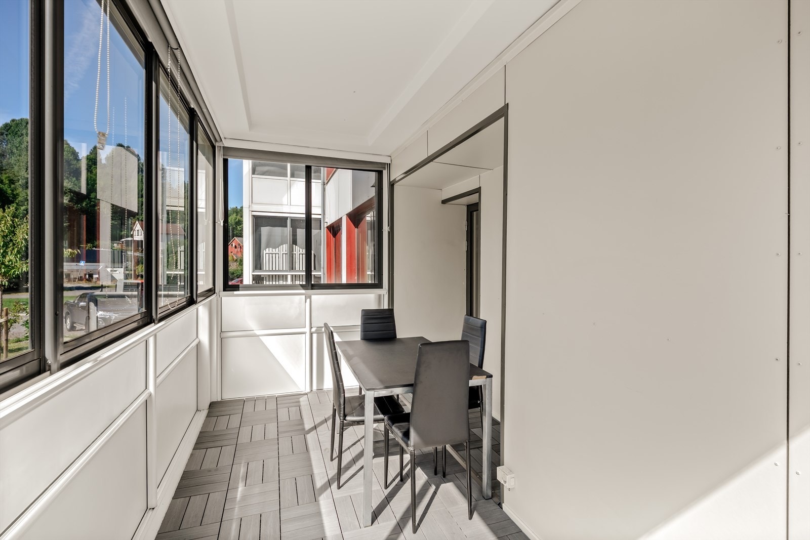 Innglasset balkong med skyvbare glassfelt. Galleribilde
