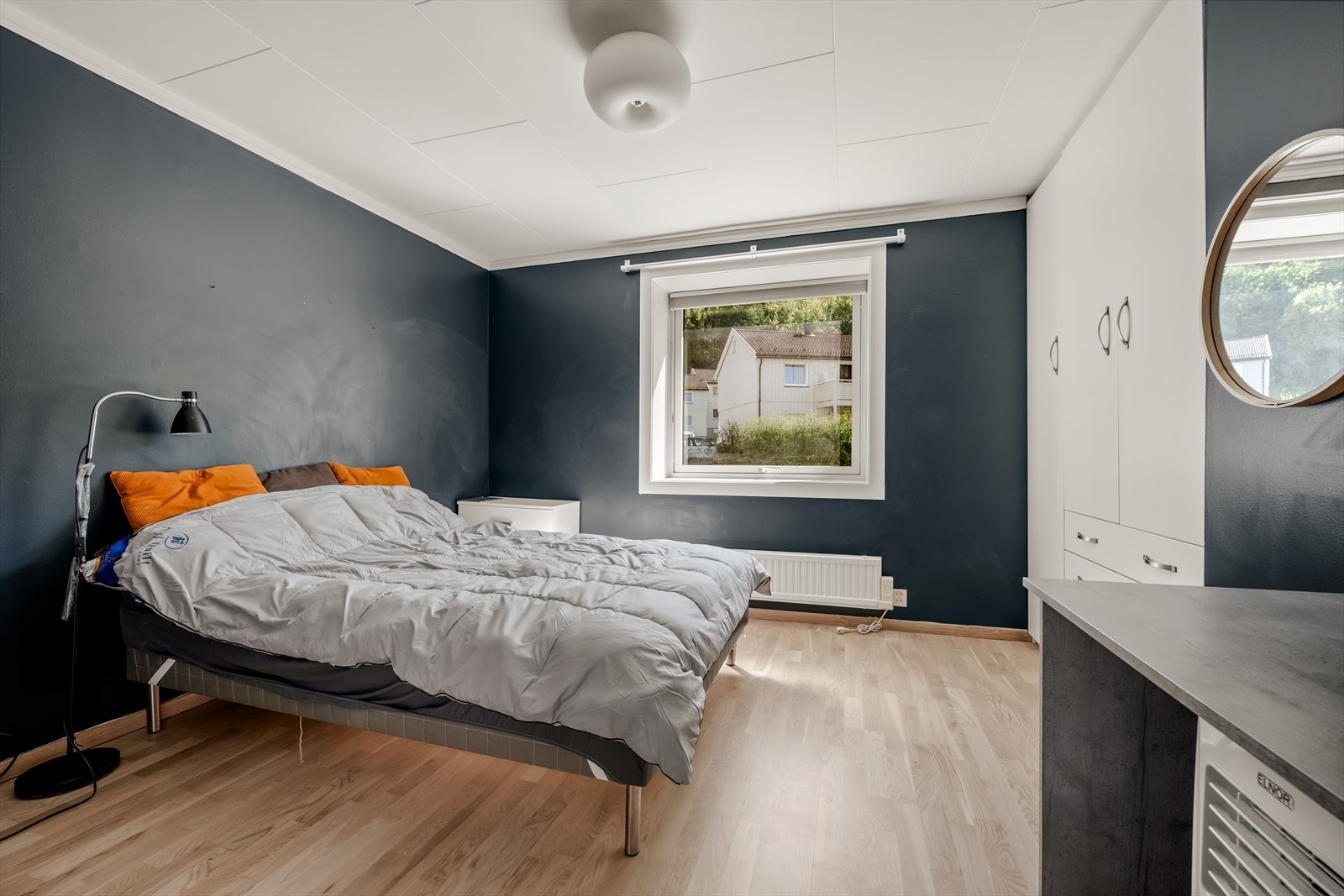 Rommet vender ut mot rolige fellesarealer. Galleribilde
