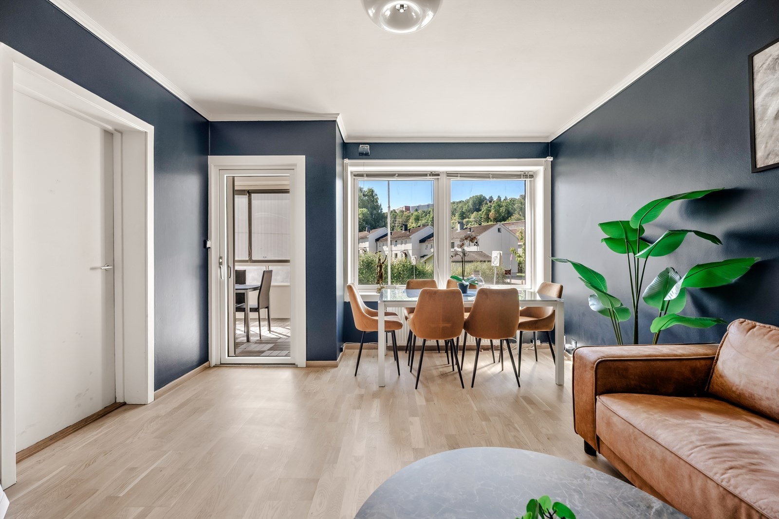 Stuen har plass til både sofagruppe og spisebord. Galleribilde