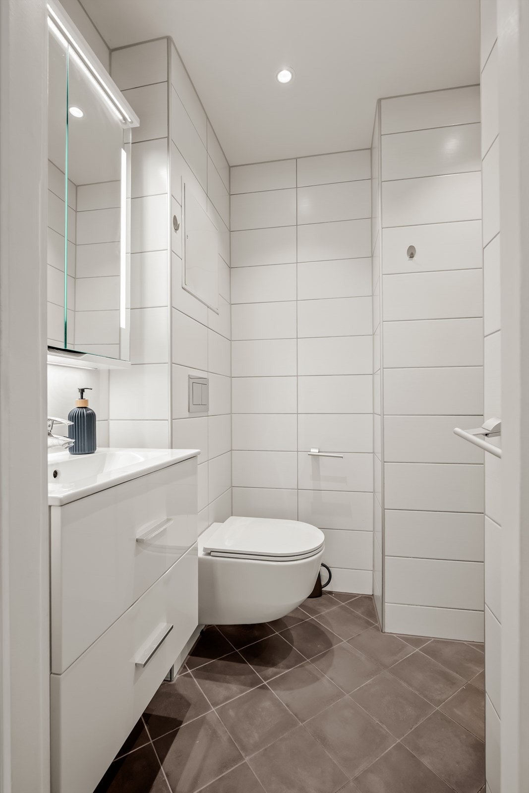 Badet ble oppgradert i 2022 med fliser på gulv og vegger. Galleribilde