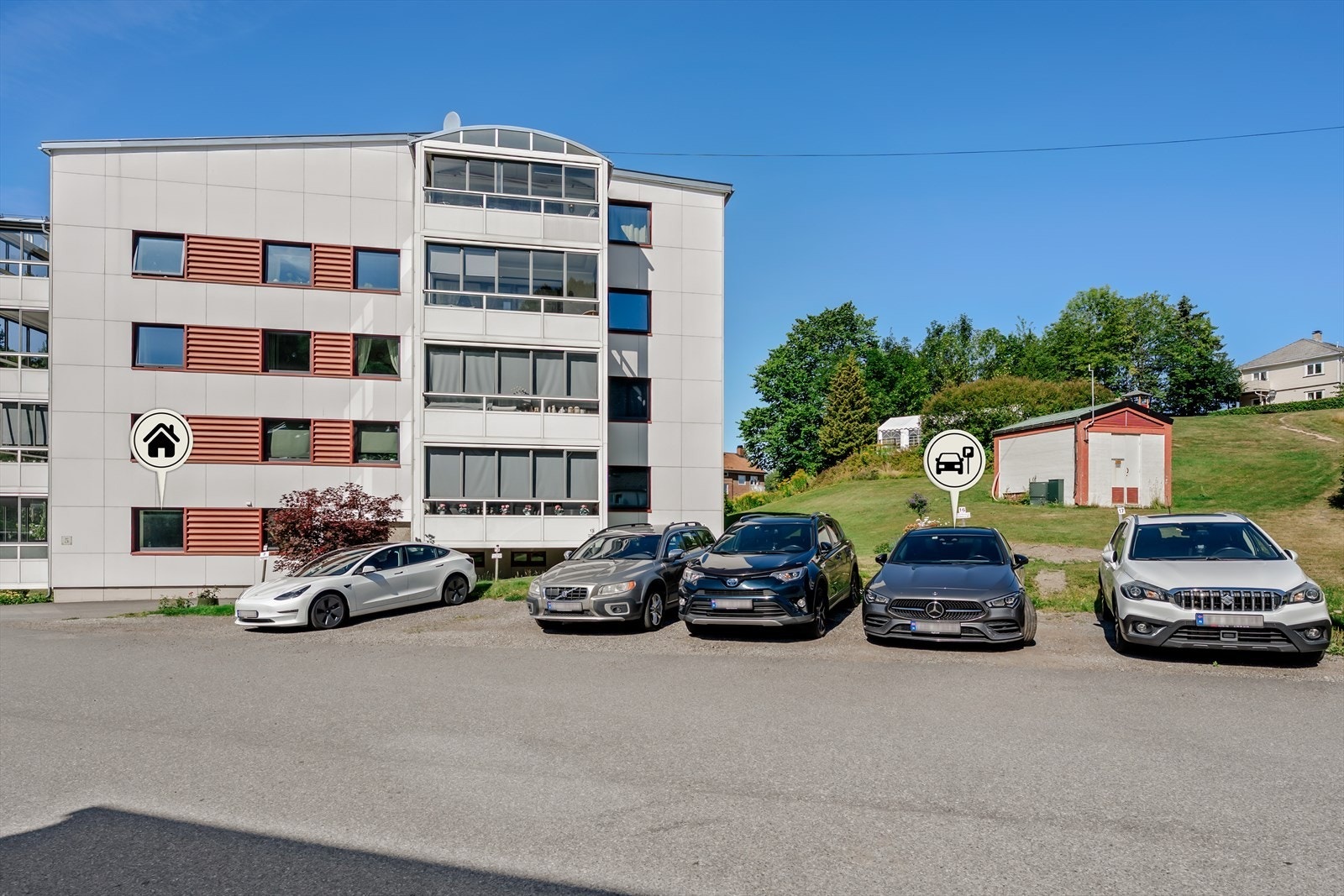 Gode parkeringsmuligheter for beboere og gjester på borettslagets tomt. Galleribilde