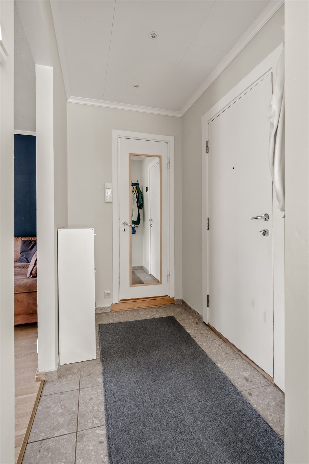 Fra entréen er det direkte tilgang til stue, kjøkken og bad. Galleribilde