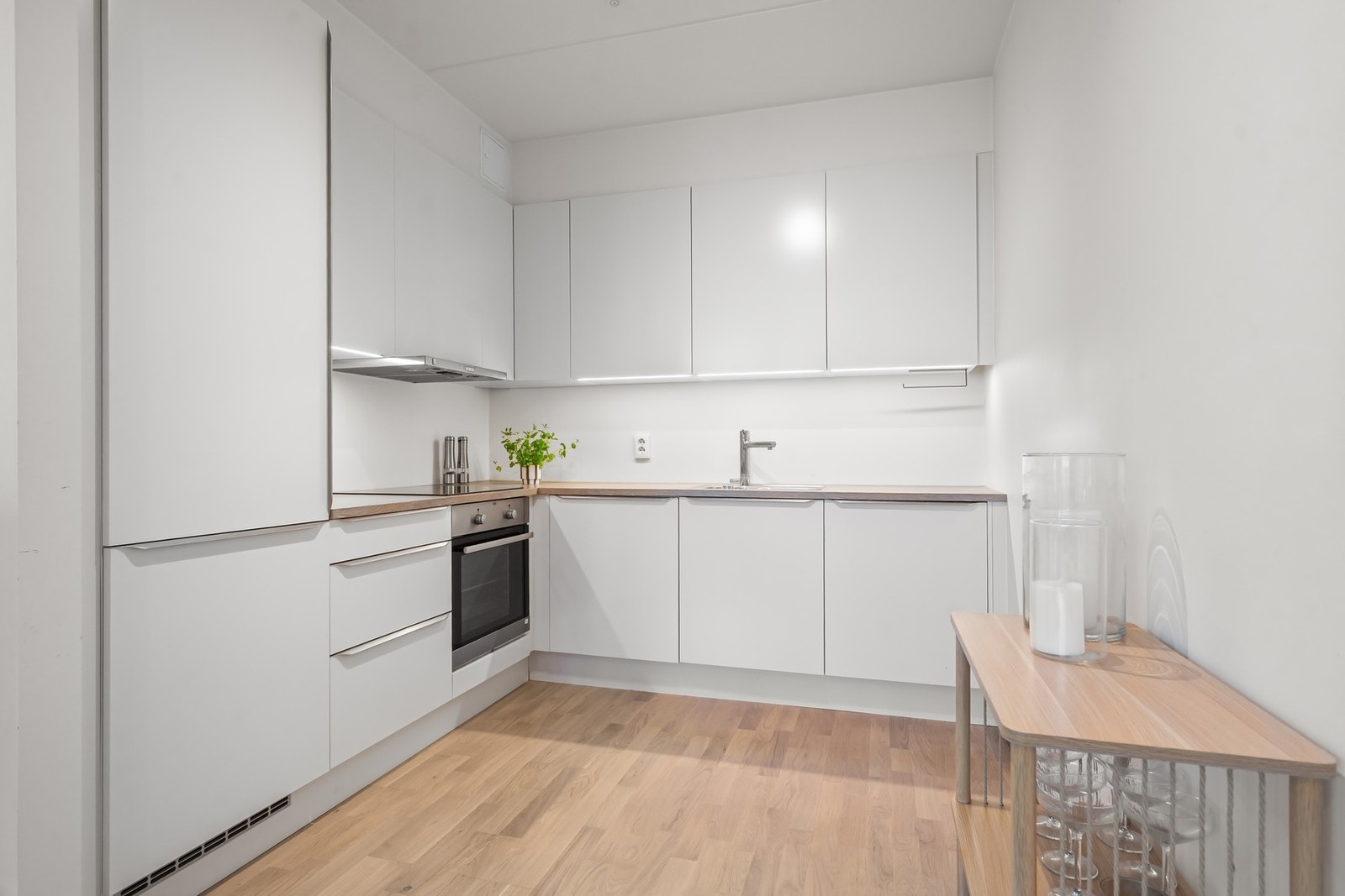 Innredningen byr på gode arbeidsflater og oppbevaringsmuligheter, samt integrerte hvitevarer. Galleribilde