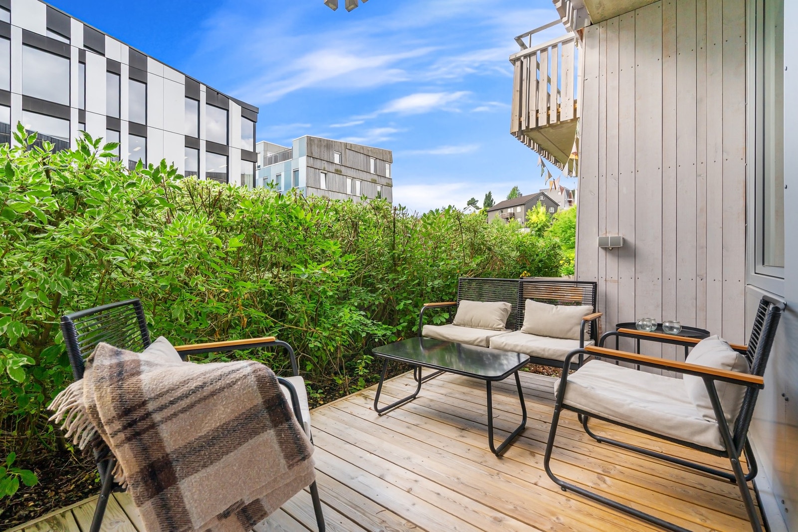 Fra stuen er det direkte utgang til en sørvendt terrasse på ca. 11 m², som gir en hyggelig forlengelse av oppholdsrommet på varme dager. Galleribilde