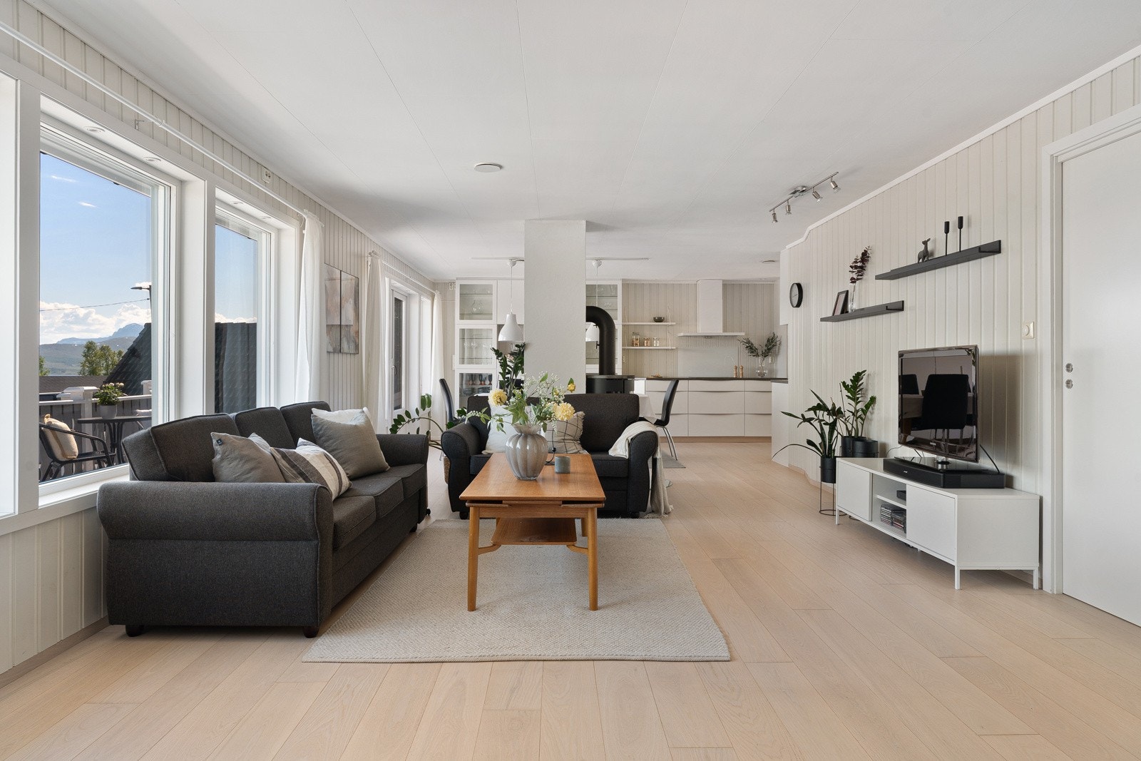 De store vindusflatene går langs store deles av stuen, og byr på nydelig utsikt. Galleribilde