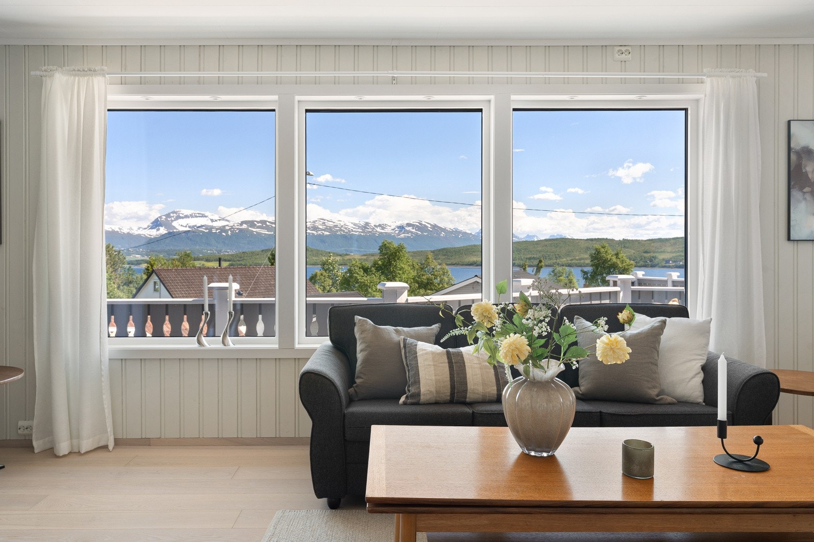 Det er montert utvendige screens på de tre største stuevinduene. Galleribilde