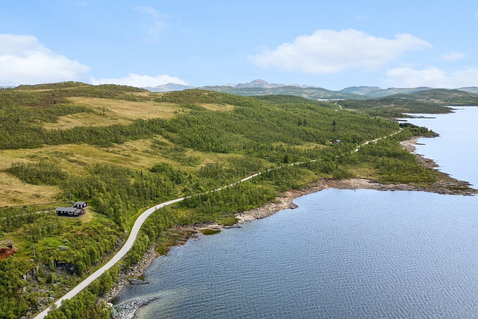 Varlandsvegen er en stille lokalveg uten gjennomgangstrafikk. Kort kjøretur til Rauland og Rjukan m/alpinanlegg, butikker og restauranter. Galleribilde