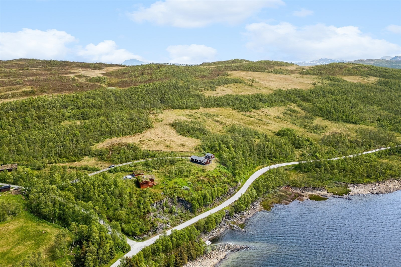 Hytta ligger idyllisk til ved Møsvat, hvor du kan nyte frisk morgenluft rett utenfor døren. Her kan du kaste ut fiskestanga, eller snøre på deg turskoene og legge ut på tur innover vidda. Eiendommen oppleves som svært privat og skjermet. Galleribilde