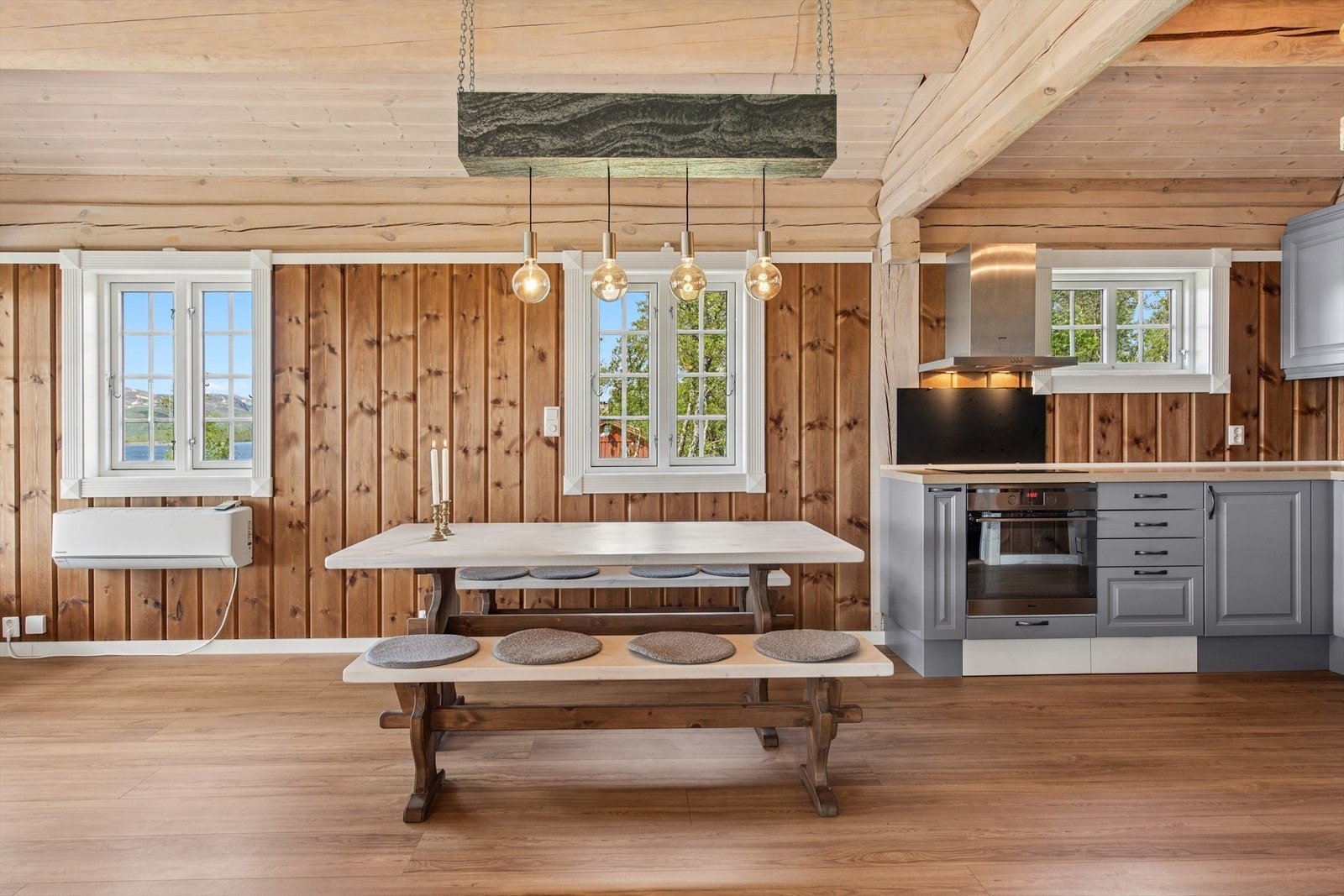 Spiseplassen er en naturlig del av det åpne allrommet, med plass til hele familien. Galleribilde