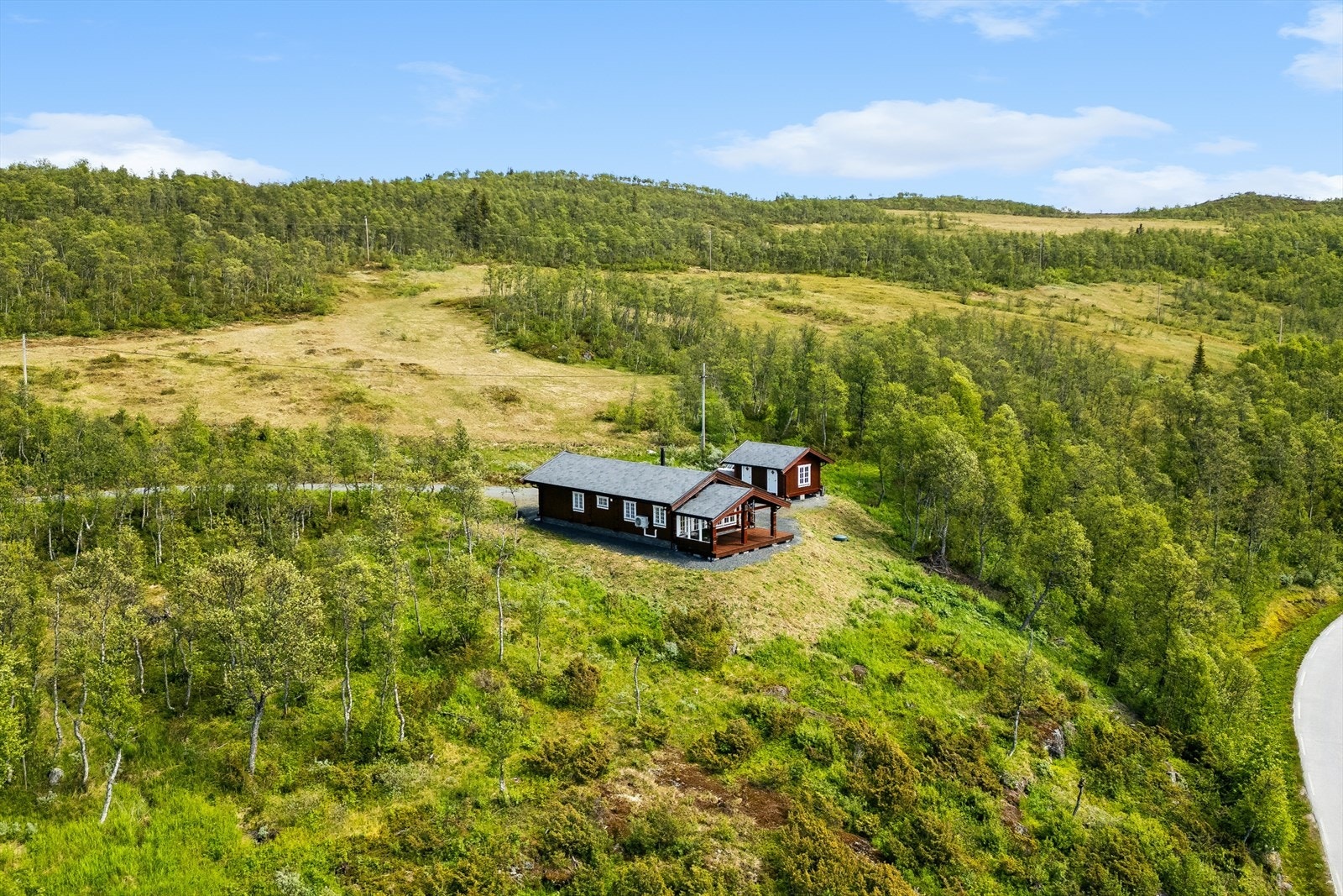 Tomten fremstår som naturlig og lite bearbeidet, noe som understreker den autentiske fjellfølelsen og gir eiendommen et eksklusivt, uberørt preg. Galleribilde