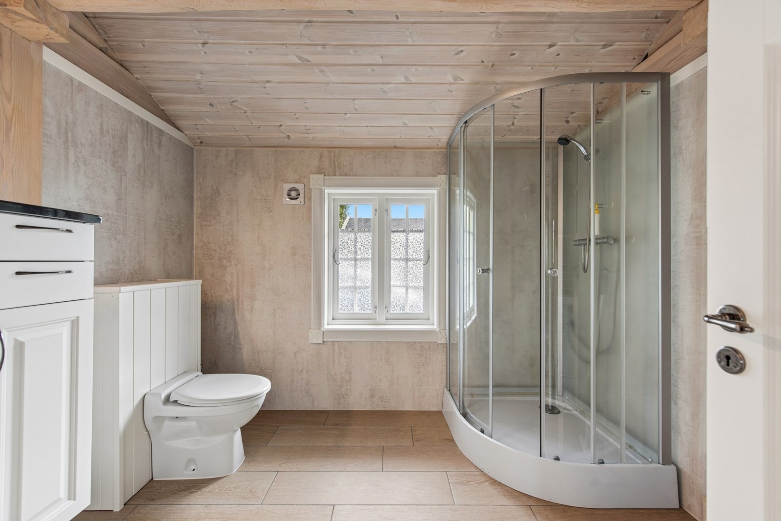 Videre innehar badet dusjkabinett, toalettløsning (ikke godkjent) og opplegg for vaskemaskin. Elektrisk styrt avtrekksvifte. Galleribilde