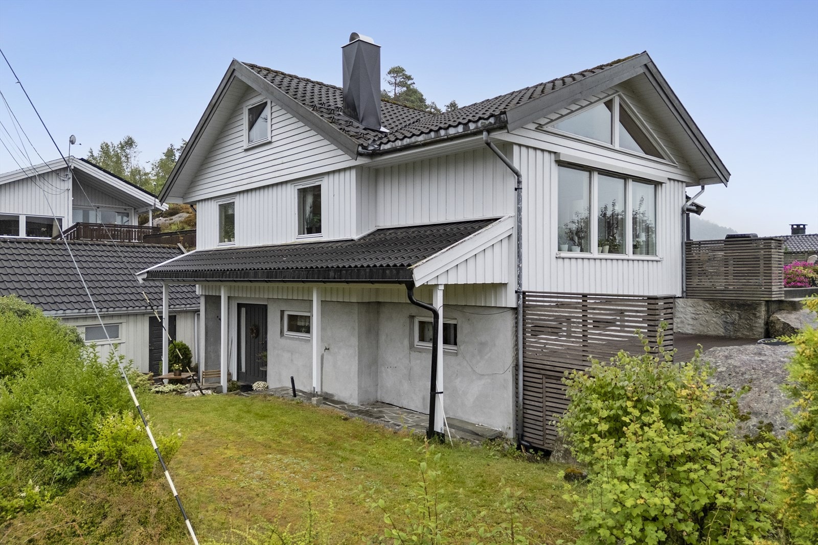 Stor hage med plen, hekk og beplantning Galleribilde