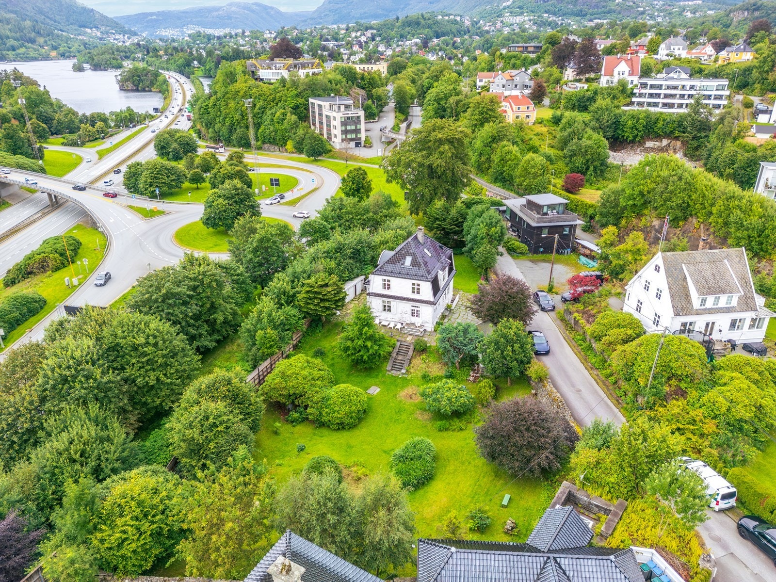 Beliggenheten er sentral med kort vei til daglige servicetilbud, skoler, barnehager og gode kollektivforbindelser. Galleribilde