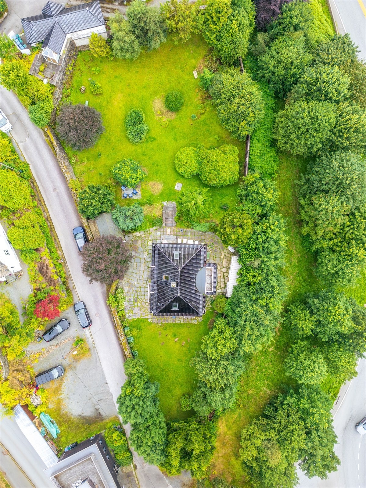Tomten måler hele 1 862 m². Her får man nærmest en parkmessig følelse. Galleribilde