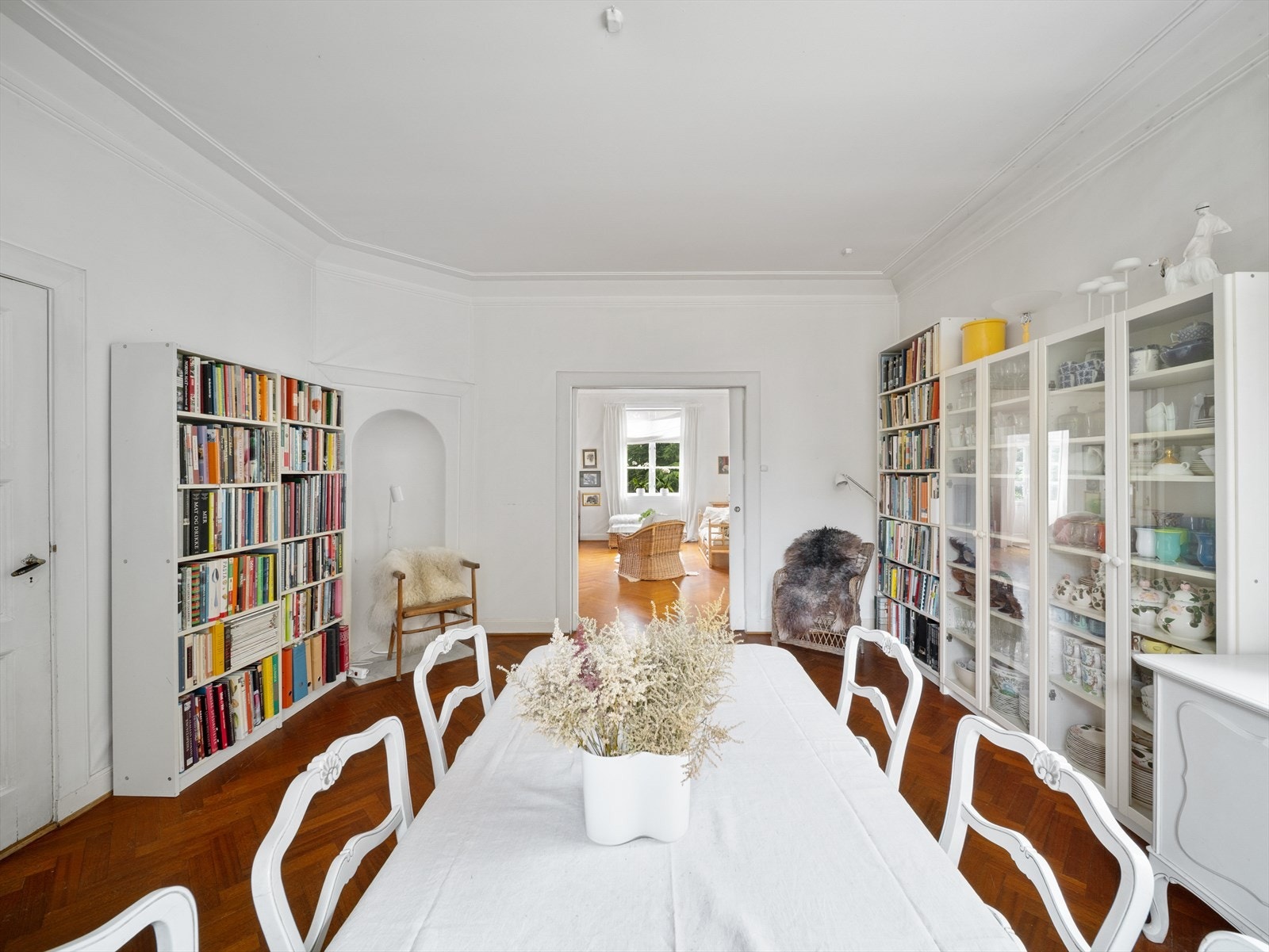 Stuene kan praktisk skilles av med skyvedører. Galleribilde