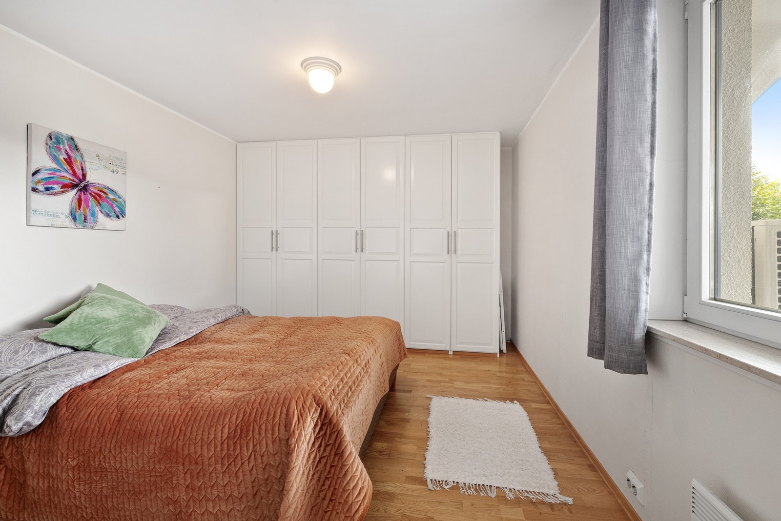 Romslig soverom med praktisk garderobeløsning som gir gode oppbevaringsmuligheter for klær og tilbehør. Galleribilde