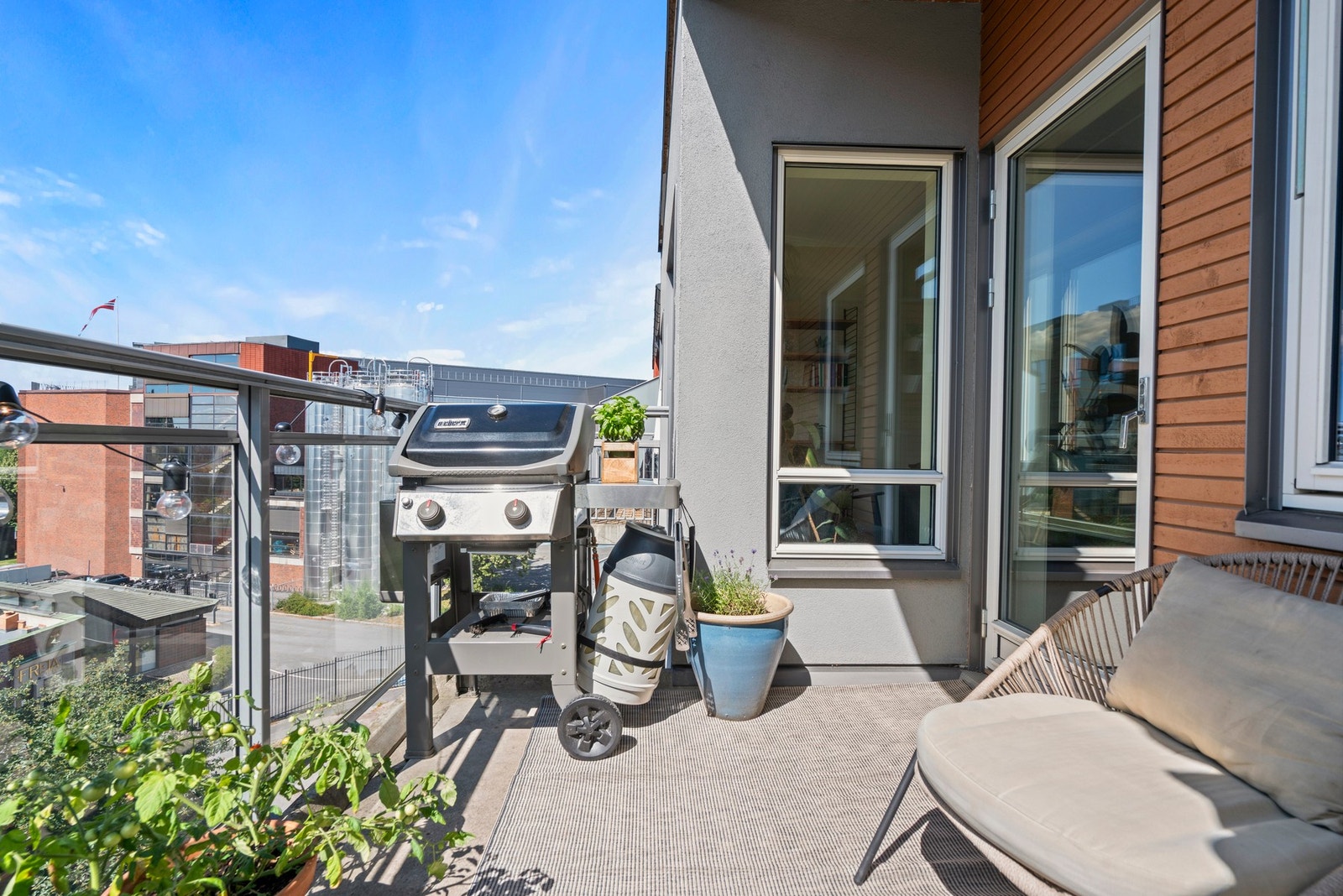 Balkongen på ca. 7 m² gir boligen et attraktivt uterom midt i byen. Galleribilde