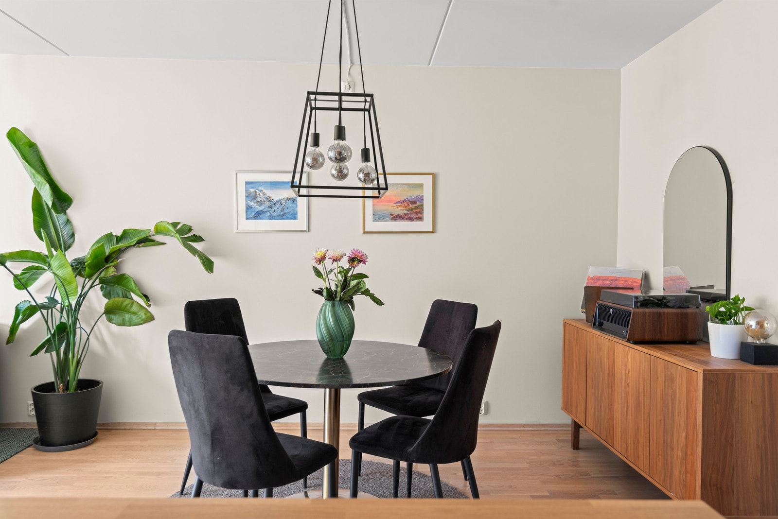Lun og hyggelig spiseplass med god plass til et større spisebord. Store vindusflater bidrar til godt dagslys og en luftig romfølelse. Galleribilde