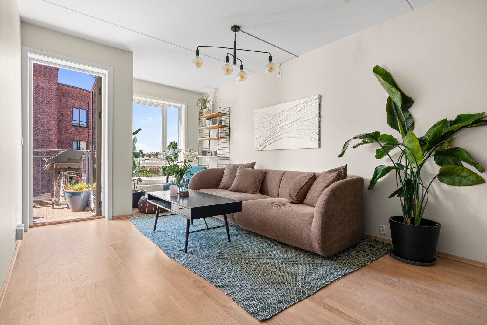 Stuen oppleves lys og luftig, med en fin kombinasjon av store vindusflater, parkett og god takhøyde. Her er det enkelt å etablere en komfortabel sofakrok med utsyn mot balkongen. Galleribilde