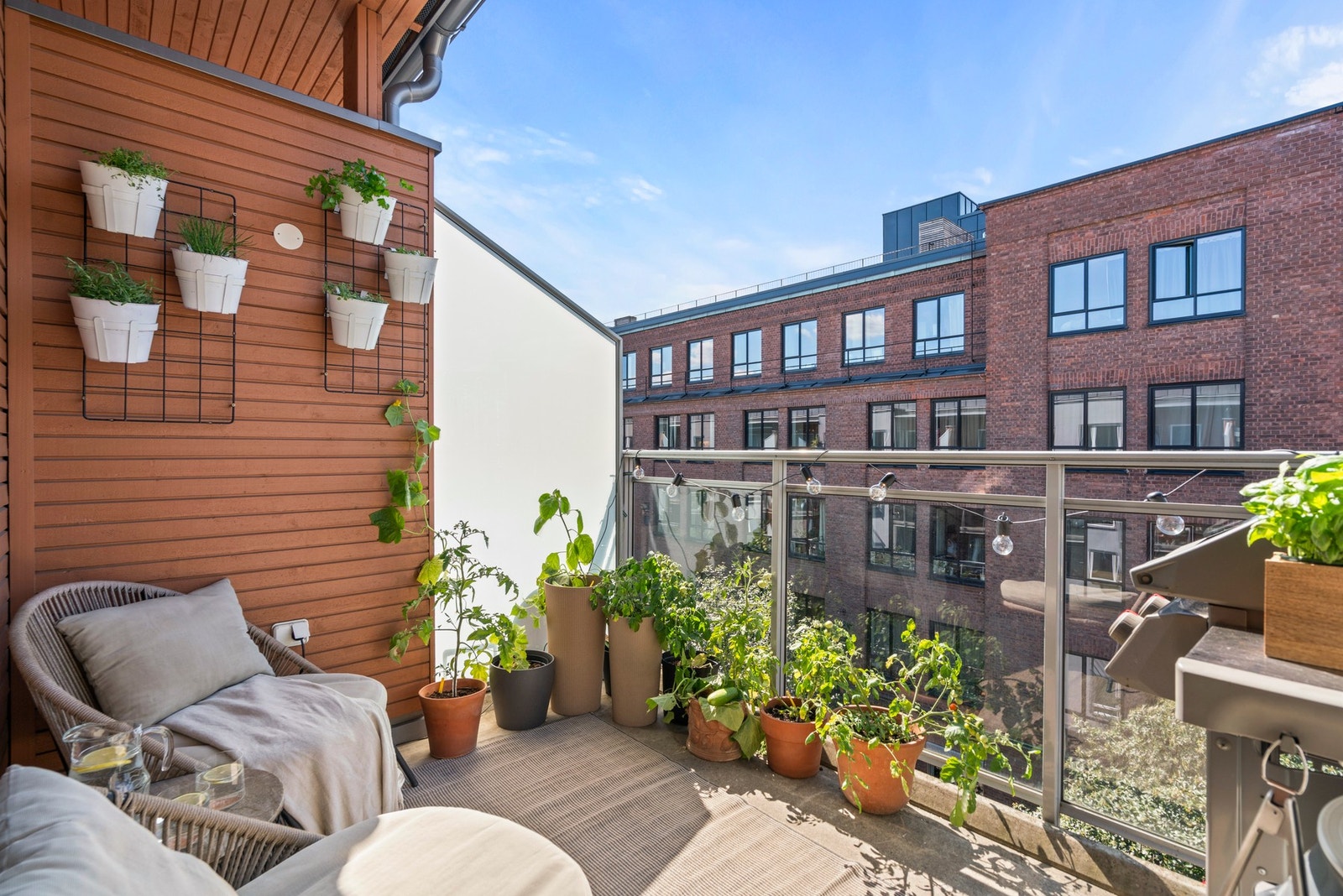 Solrik og hyggelig balkong med god plass til sittegruppe, grill og beplantning. Galleribilde