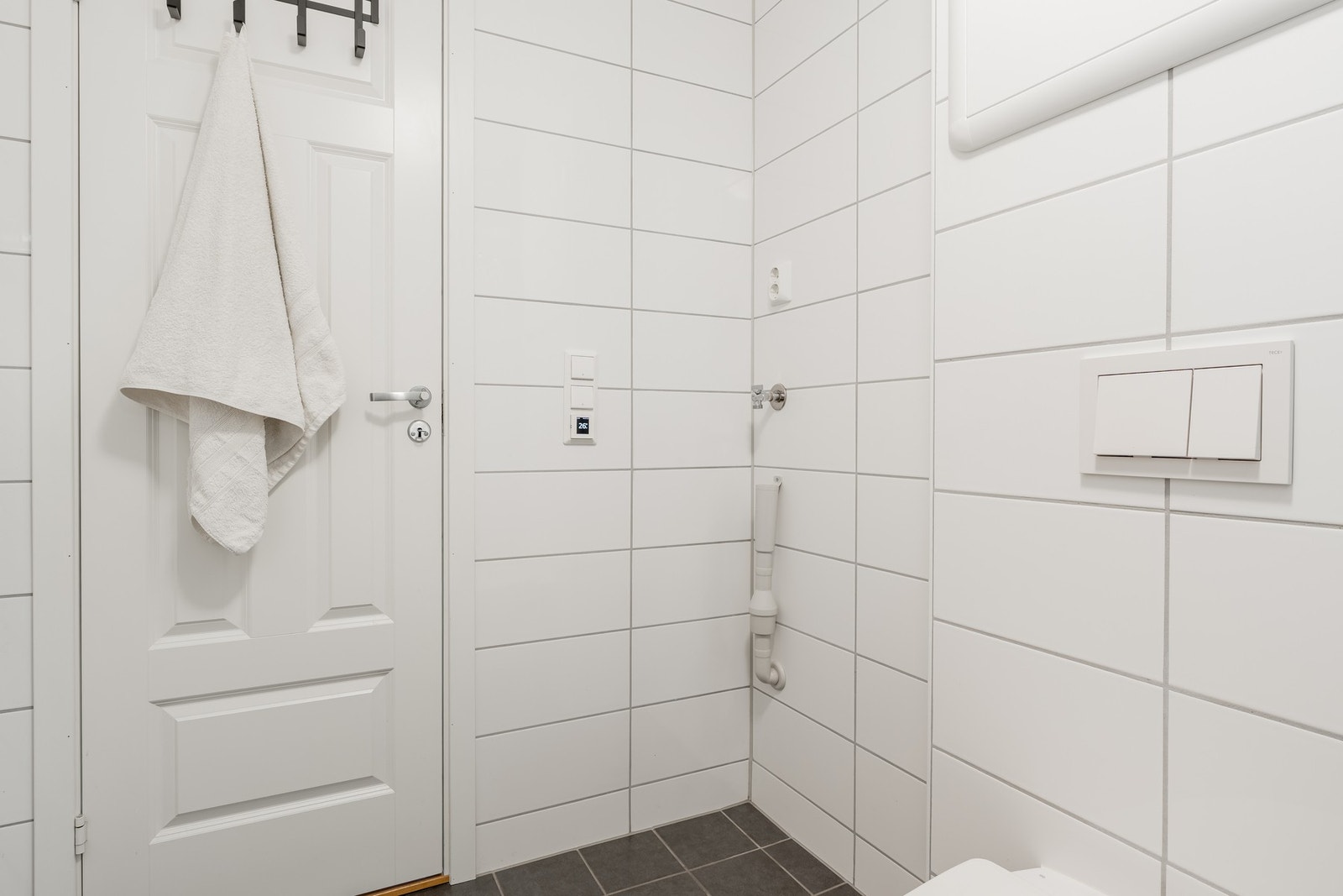 Det er rør i rør med samleskap på badet. Varmtvannsbereder er plassert i hjørneskap på kjøkkenet. Galleribilde