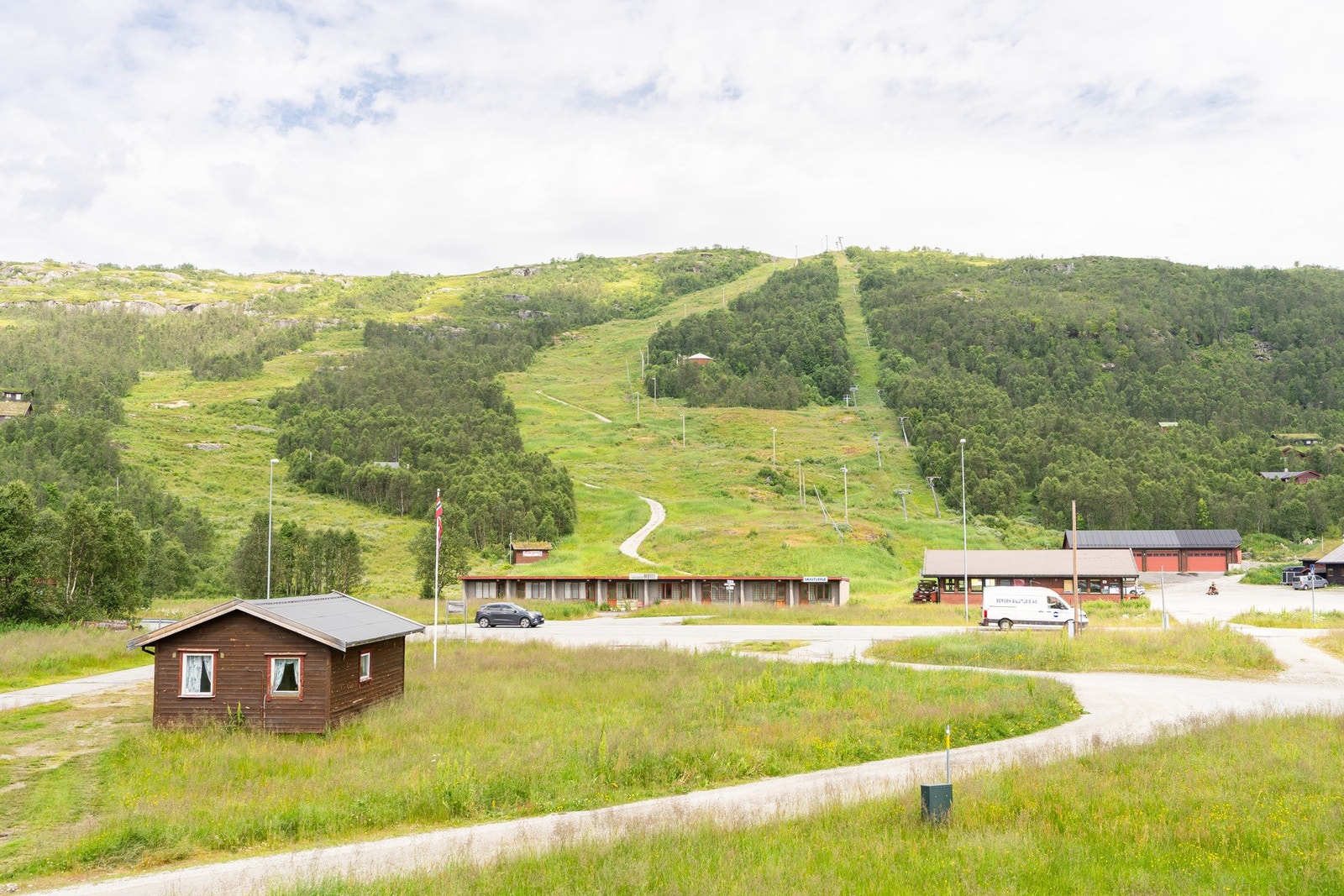 Like over veien ligger Sysendalen Skisenter. Galleribilde