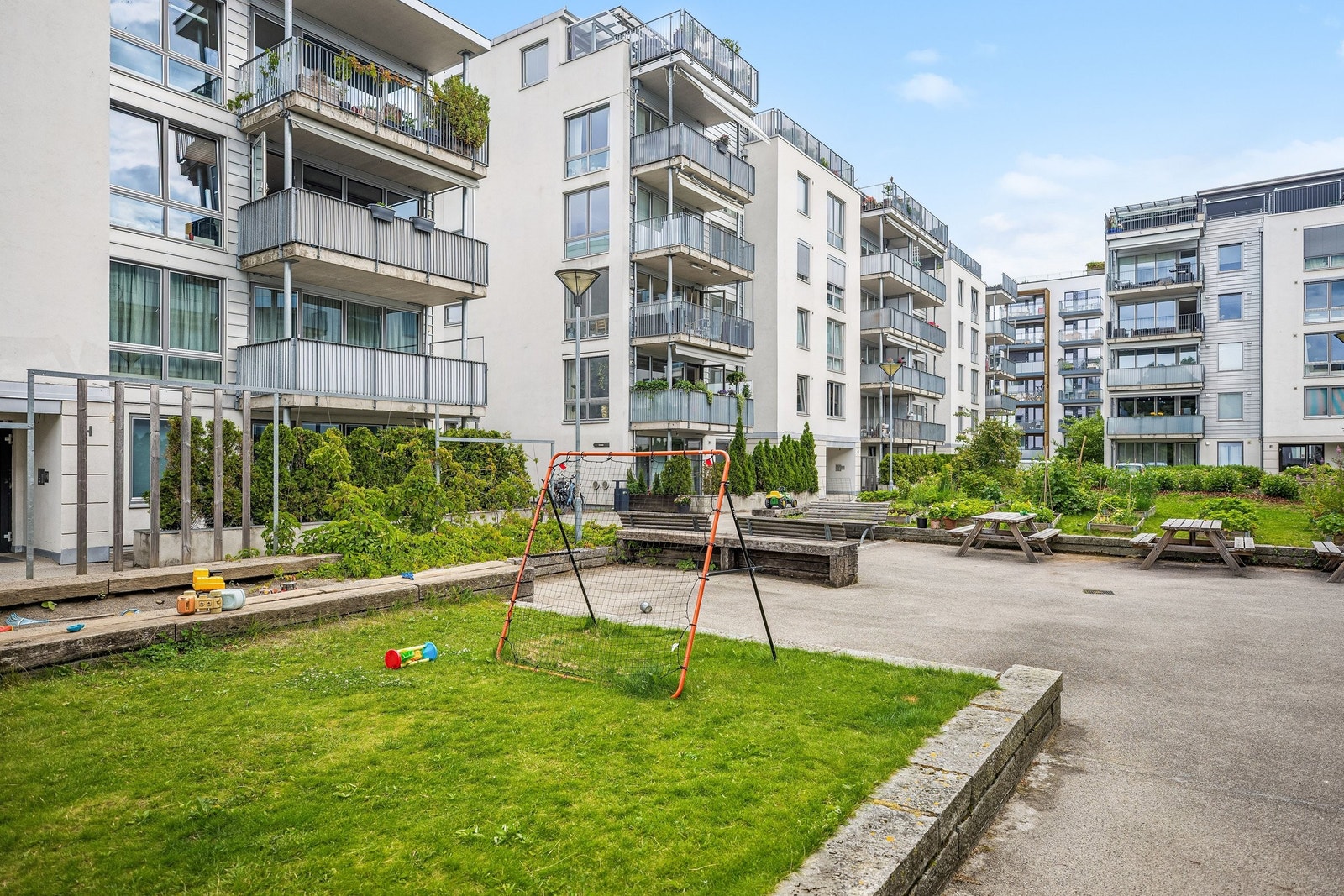 Fellesarealet danner et åpent og hyggelig gårdsrom mellom de fire blokkene. Her finner du parkbenker, lekeplasser og mulighet for egen plantekasse – et sosialt og inkluderende uteområde med rom for både lek, avslapning og hyggelige møter med naboer. Galleribilde
